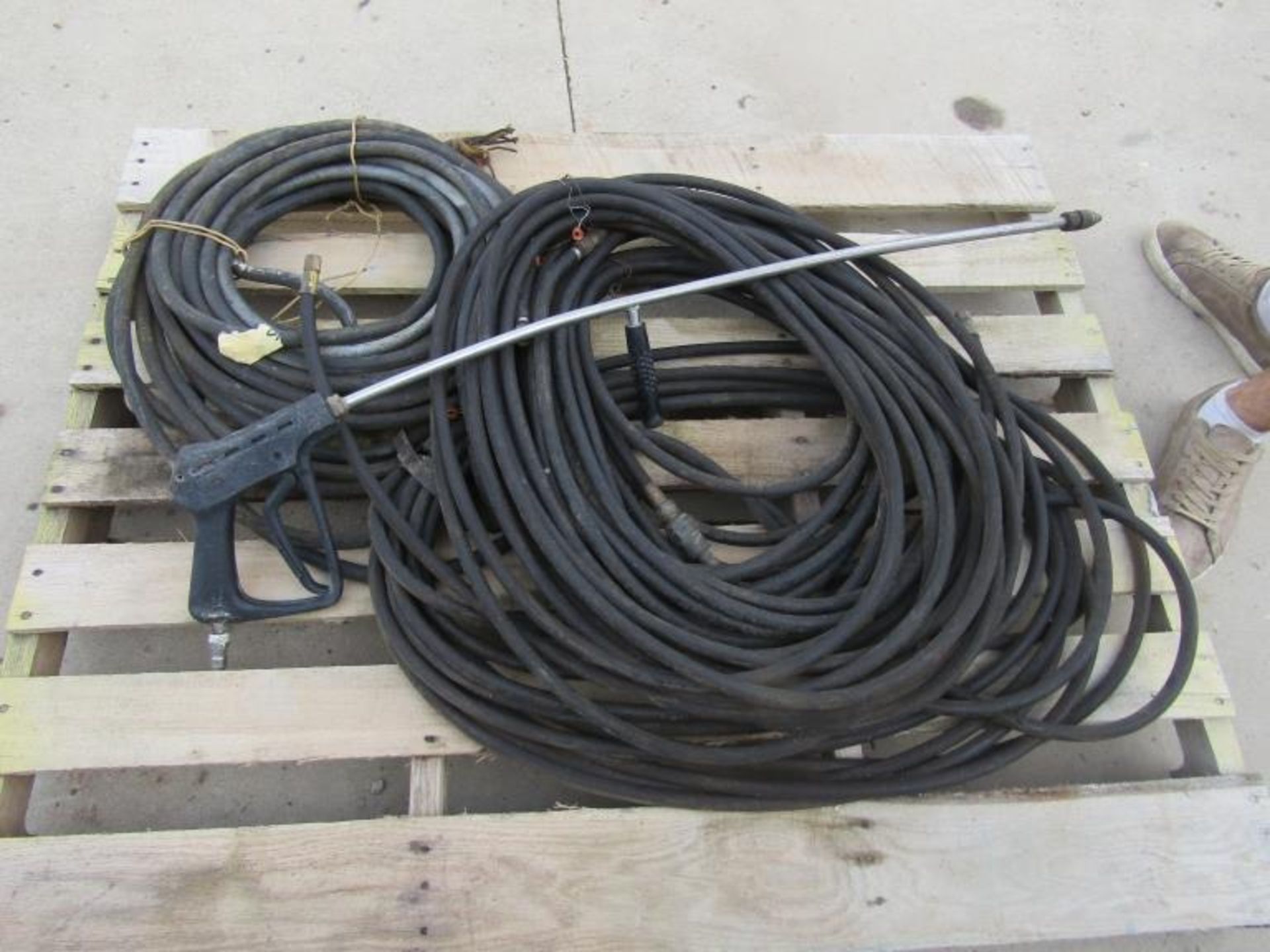 Pallet of pressure washer gun & hoses