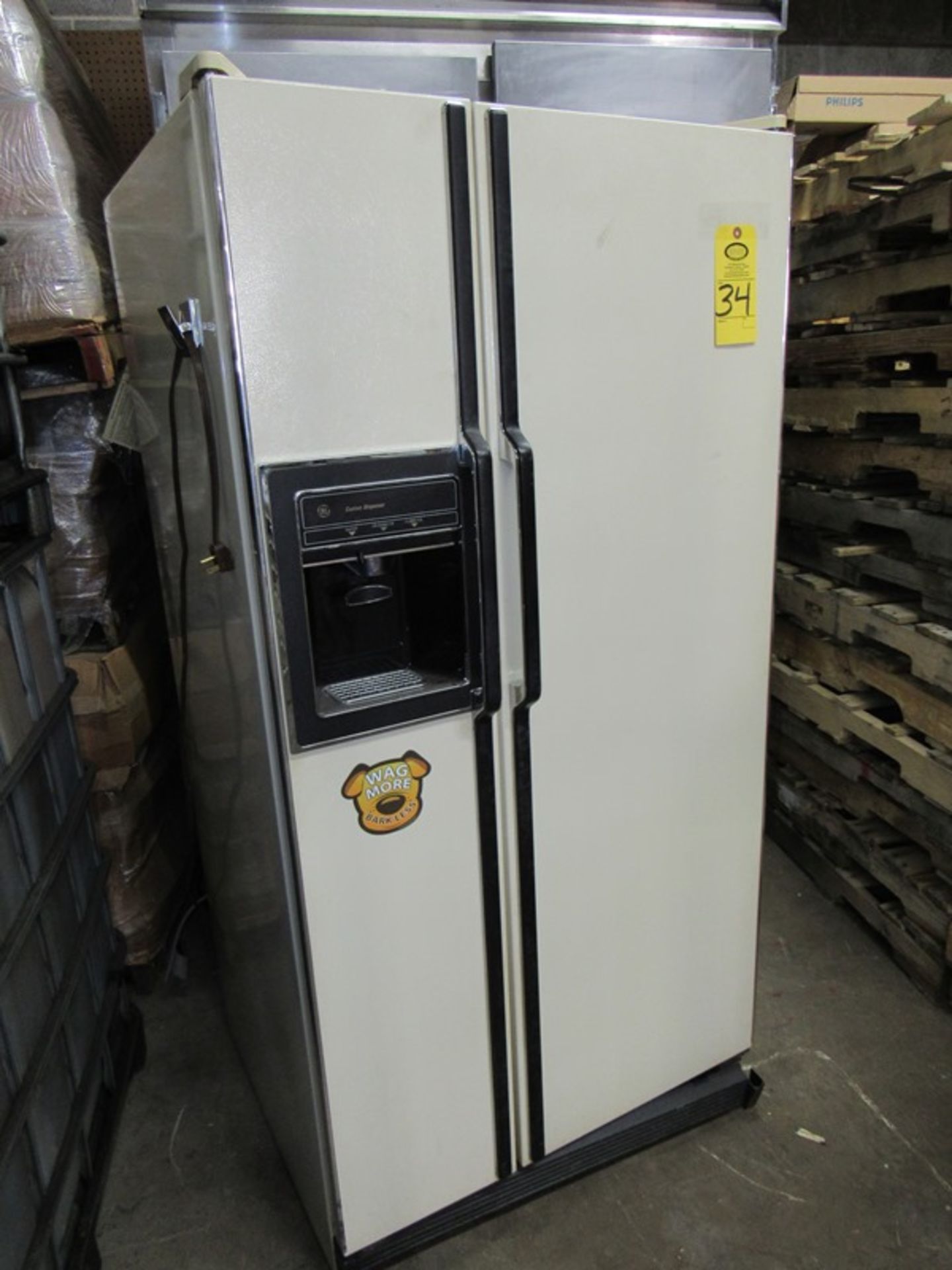 G.E. Mdl TFXW22R Refrgerator/Freezer, 21.6 cu.ft., with ice/water dispenser, 33" W X 31 Deep X 66