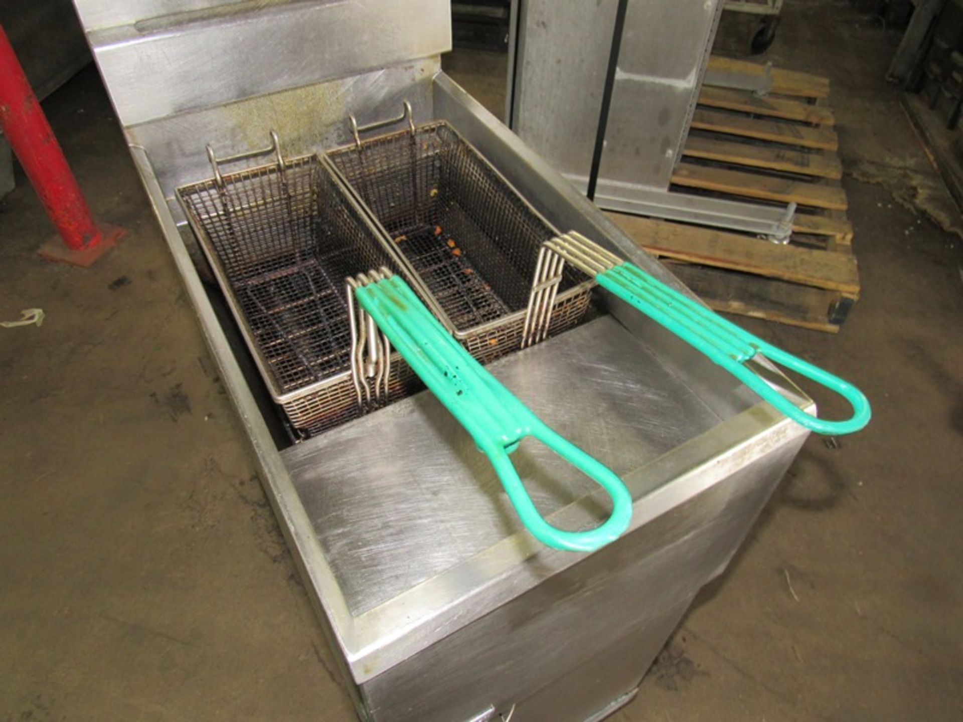 Pitco Mdl. 35C+S Portable Natural Gas Fryer, 2 baskets - Image 3 of 5