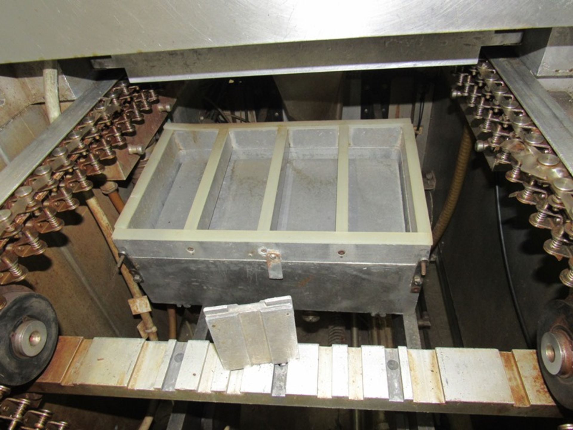 Kramer Grebe Mdl. 2500/430 Rollstock Packager, 430 mm between chains, 4 up die, approx.: 225 mm long - Image 4 of 12