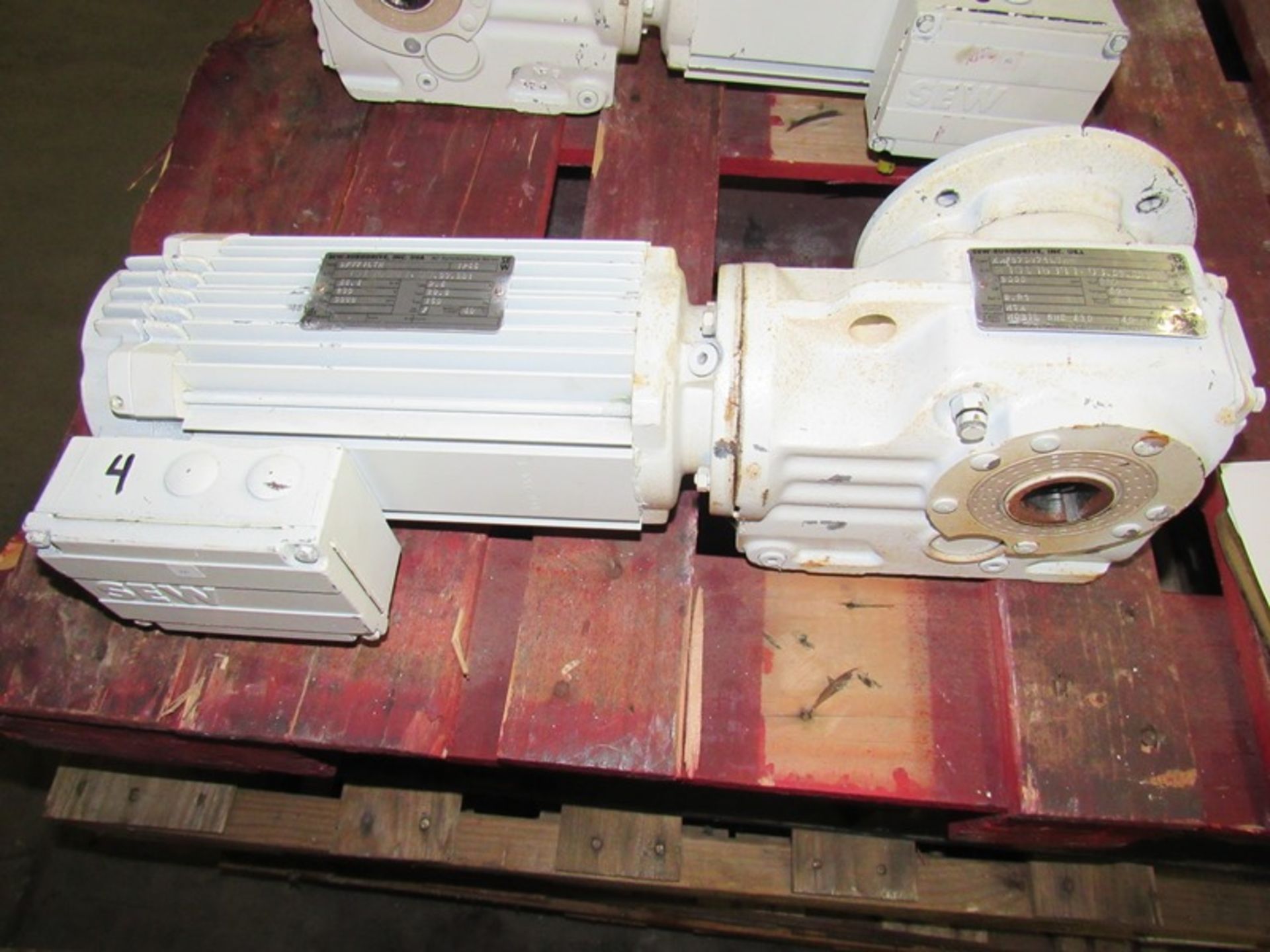Lot of (2) SEW/Eurodrive Motors/Gearboxes, motor type DFY71LTH, IP 65, T Stall 66.4 Lb- In - Image 5 of 7