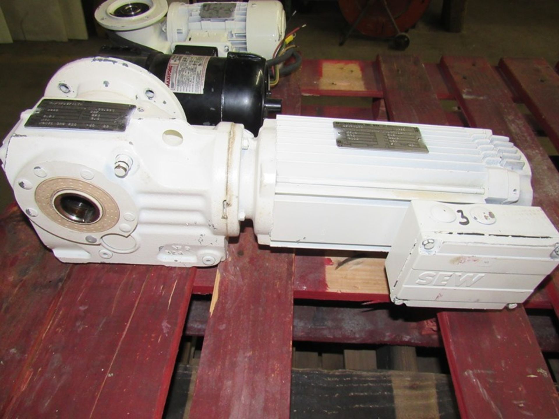 Lot of (2) SEW/Eurodrive Motors/Gearboxes, motor type DFY71LTH, IP 65, T Stall 66.4 Lb- In - Image 6 of 7