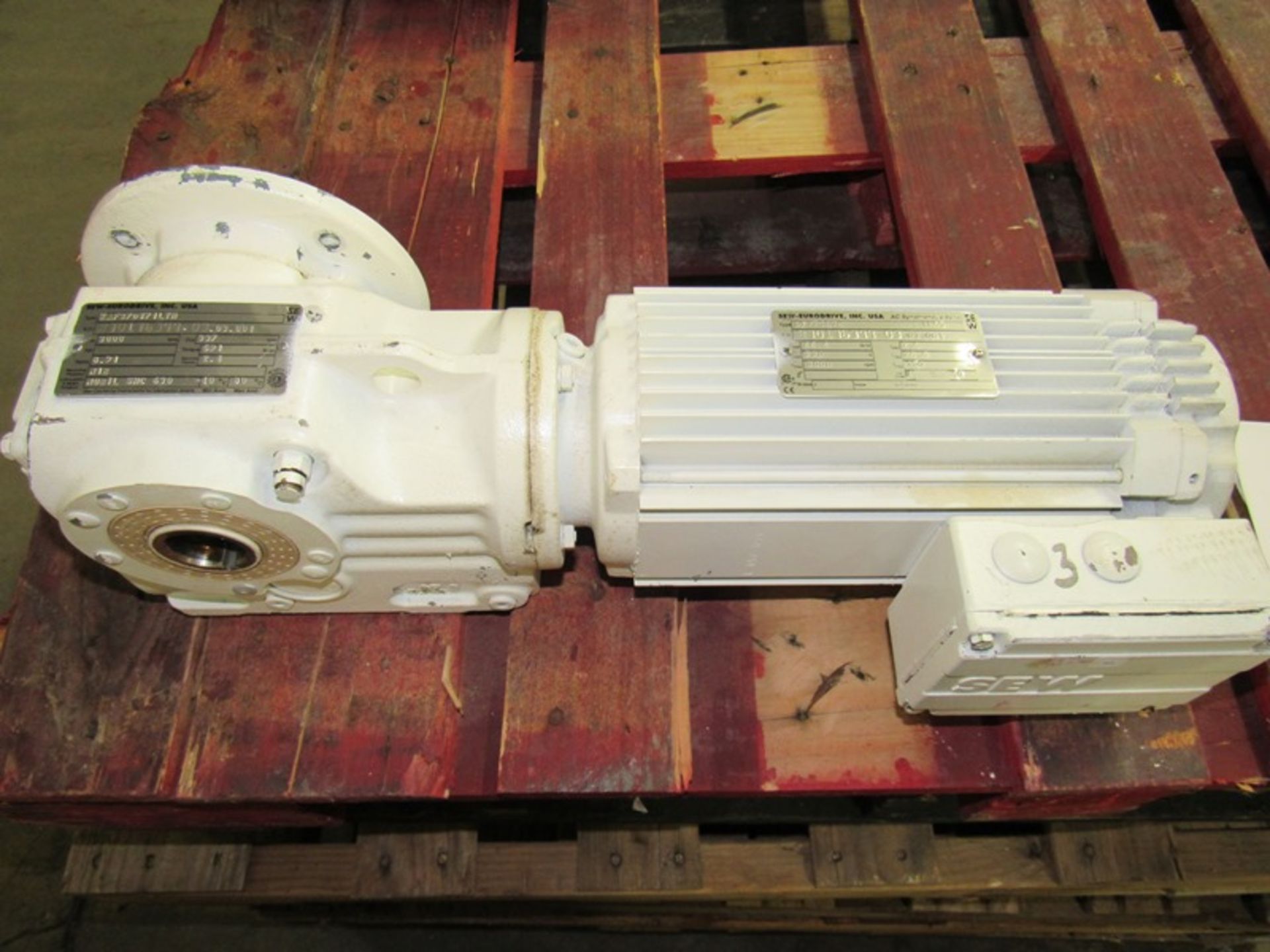 Lot of (2) SEW/Eurodrive Motors/Gearboxes, motor type DFY71LTH, IP 65, T Stall 66.4 Lb- In - Image 2 of 7