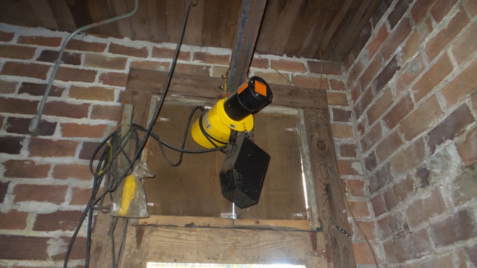 1 Ton Hoist, Budget New- Only used 4 times cost $3,300(All Funds Must Be Received by Friday, - Image 2 of 4