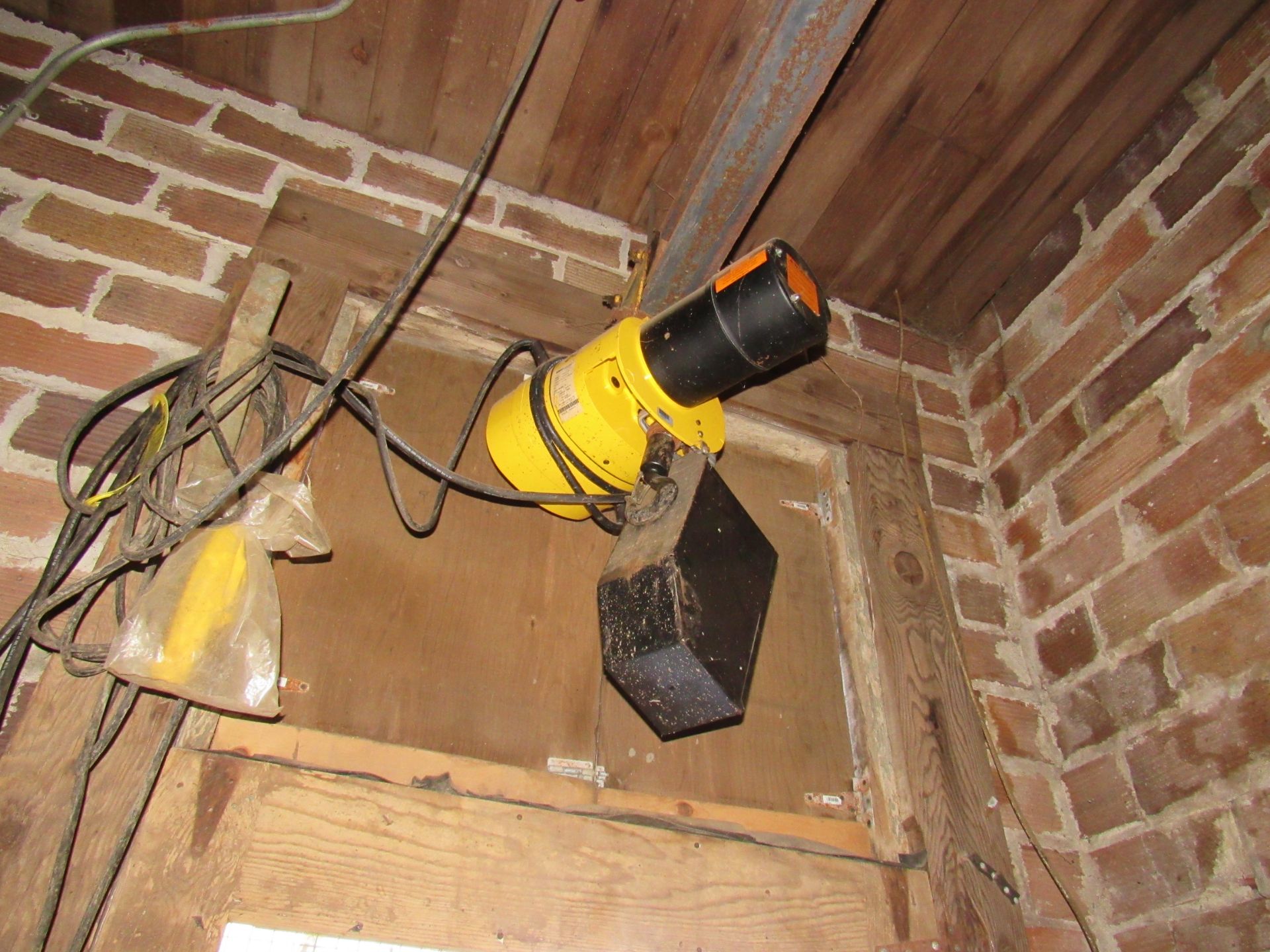 1 Ton Hoist, Budget New- Only used 4 times cost $3,300(All Funds Must Be Received by Friday, - Image 4 of 4