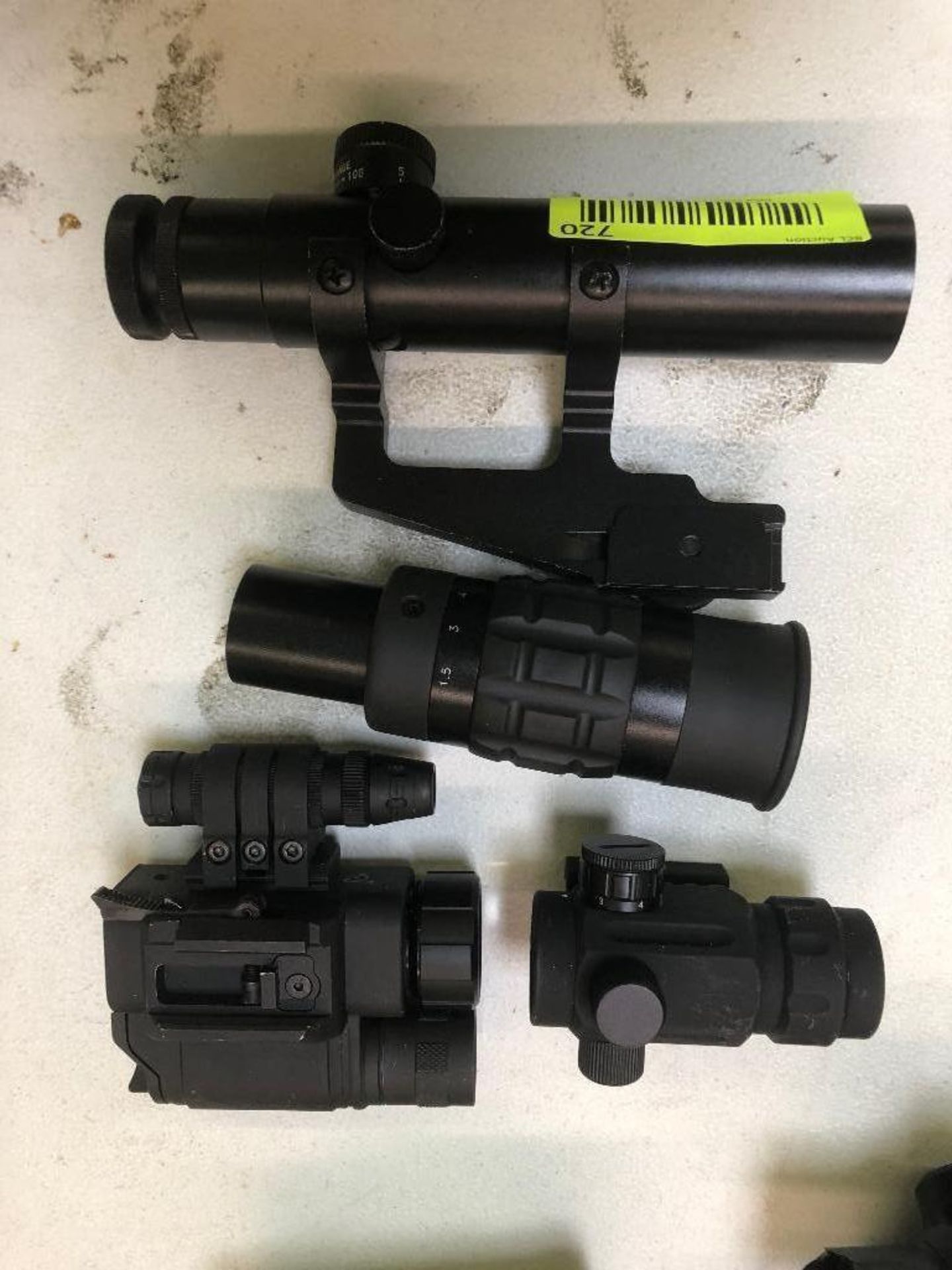 DESCRIPTION: (4) ASSORTED GUN SCOPES LOCATION: BACK BAY THIS LOT IS: SOLD BY THE PIECE QTY: 4 - Bild 2 aus 2