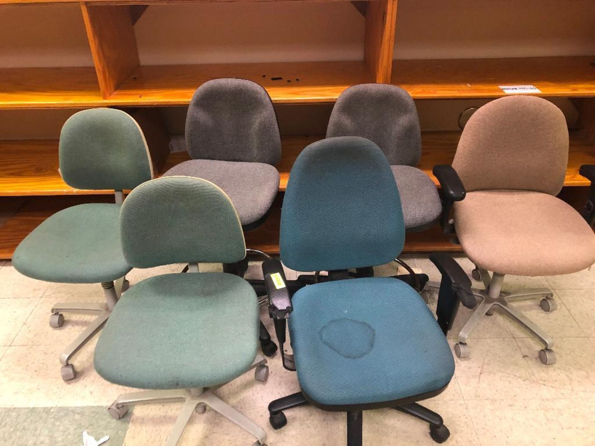 DESCRIPTION: (6) ASSORTED ROLLING OFFICE CHAIRS LOCATION: PACKAGING OFFICE THIS LOT IS: SOLD BY THE