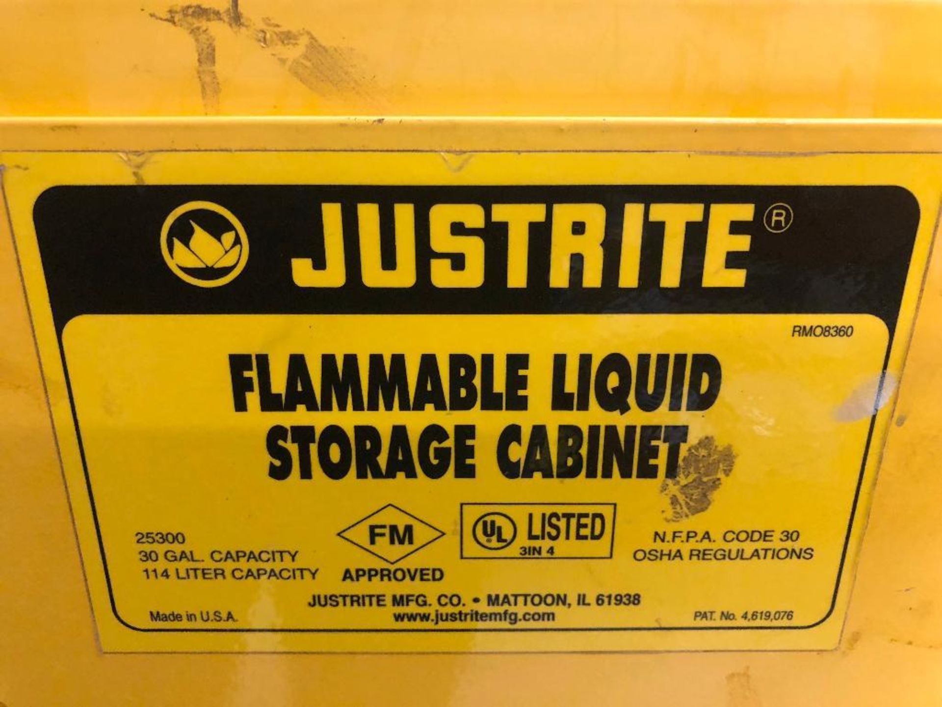 DESCRIPTION: JUSTRITE 30 GALLON FLAMMABLE LIQUID STORAGE CABINET BRAND / MODEL: JUSTRITE 25300 SIZE: - Image 5 of 7