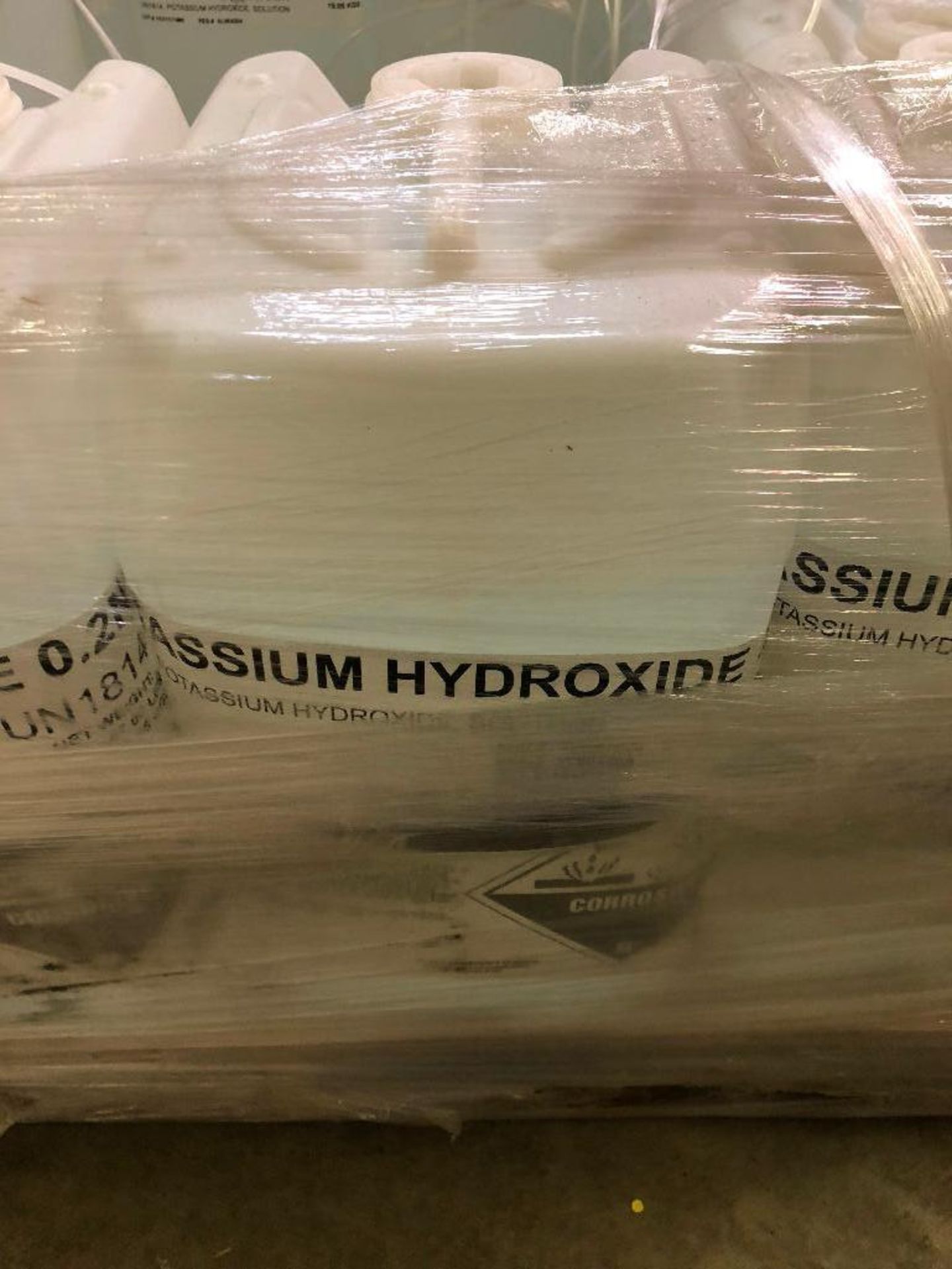 DESCRIPTION: (12) CONTAINERS OF POTASSIUM HYDROXIDE SOLUTION SIZE: 5 GALLON LOCATION: BACK BAY THIS - Image 3 of 3