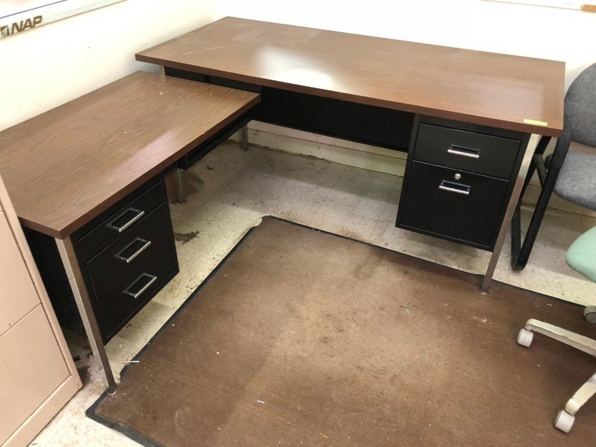 DESCRIPTION: 60 INCH METAL DESK W/ LEFT SIDE 42 INCH RETURN. ADDITIONAL INFORMATION: W/ WOODEN TOP L