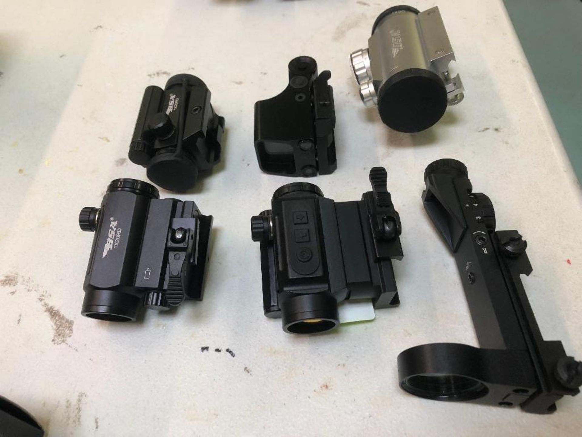 DESCRIPTION: (6) VARIOUS FIREARM SCOPES AS SHOWN LOCATION: BACK BAY THIS LOT IS: SOLD BY THE PIECE Q - Bild 2 aus 2