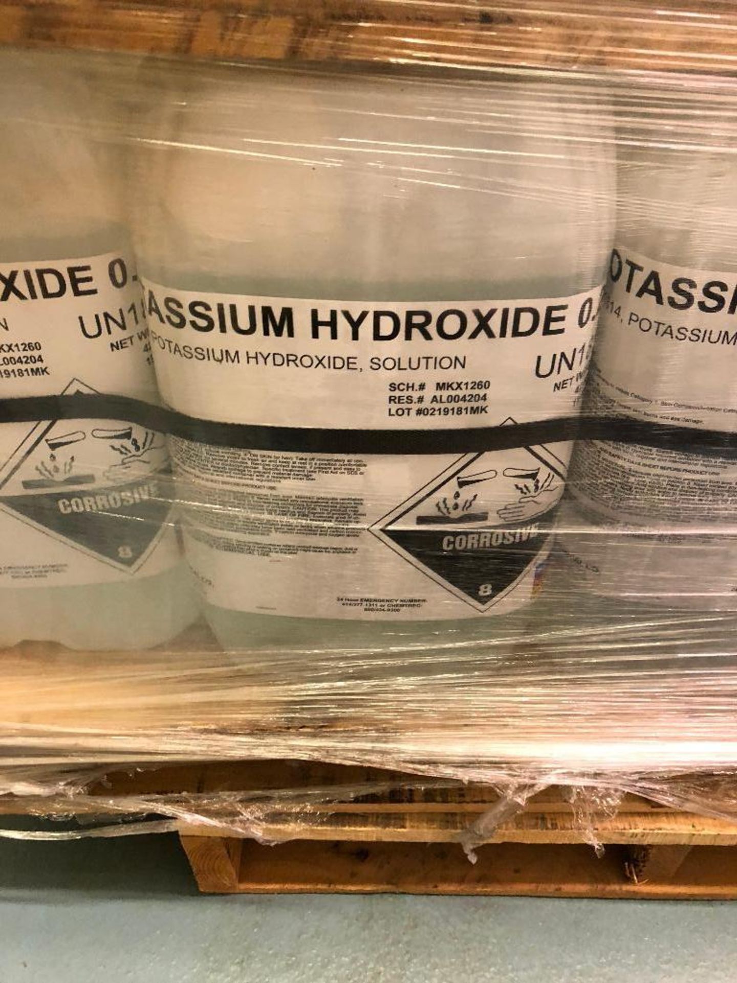 DESCRIPTION: (25) CONTAINERS OF POTASSIUM HYDROXIDE SOLUTION SIZE: 5 GALLON LOCATION: BACK BAY THIS - Image 3 of 3