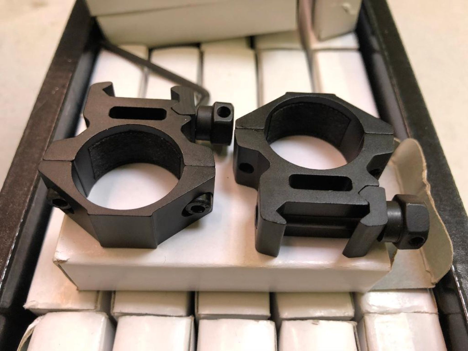 DESCRIPTION: (1) BOX OF ASSORTED SCOPE MOUNTING RINGS. LOCATION: BACK BAY THIS LOT IS: ONE MONEY QTY - Bild 3 aus 3