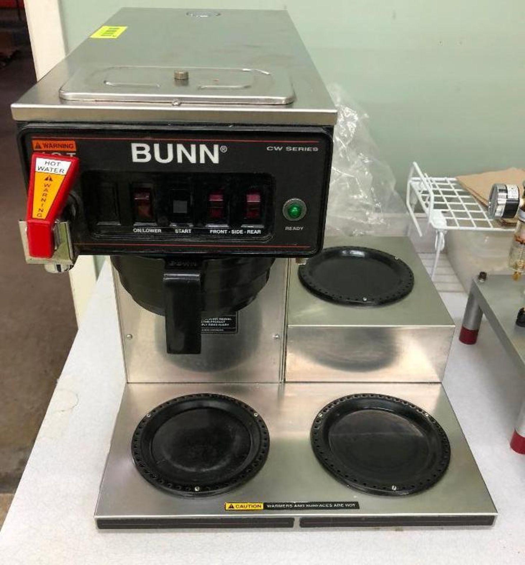 DESCRIPTION: BUNN COMMERCIAL BREWER W/ TWIN SIDE WARMERS. BRAND / MODEL: BUNN LOCATION: ASSEMBLY ROO