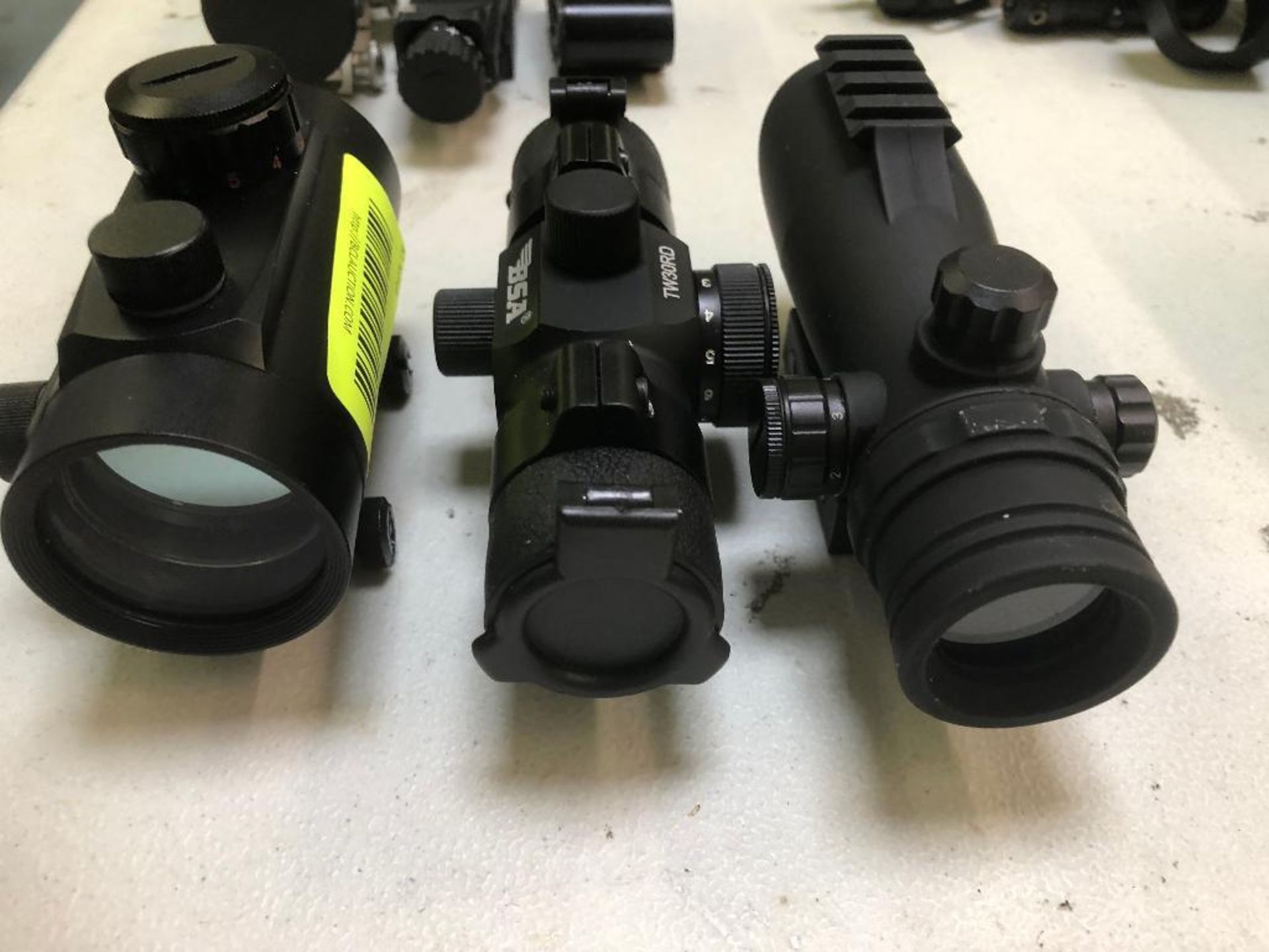 DESCRIPTION: (3) ASSORTED GUN SCOPES LOCATION: BACK BAY THIS LOT IS: SOLD BY THE PIECE QTY: 3 - Bild 3 aus 3