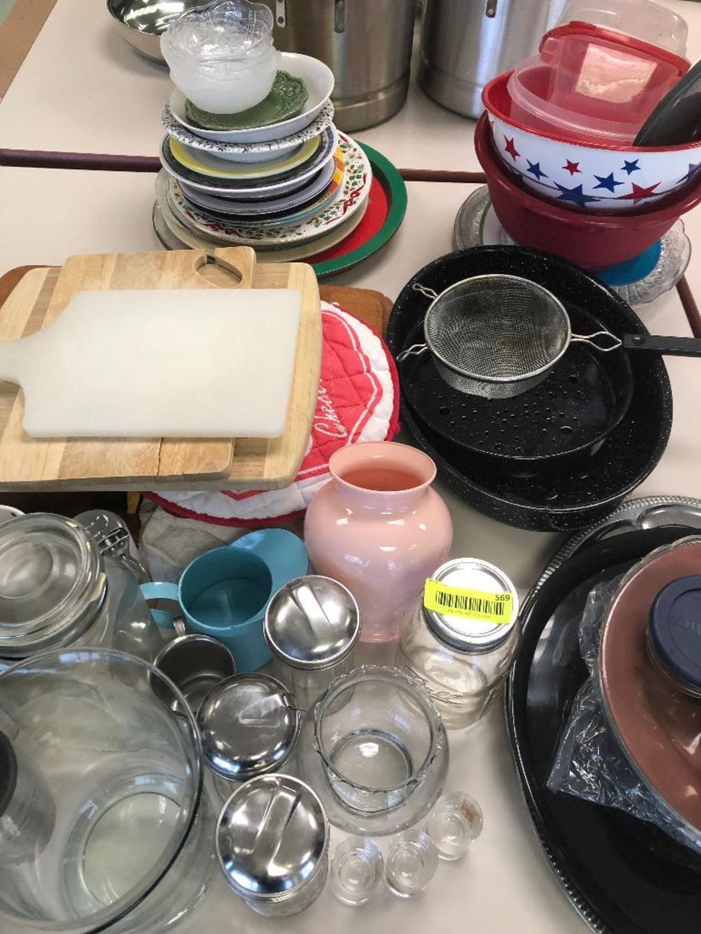 DESCRIPTION: ASSORTED SMALL WARES AS SHOWN LOCATION: KITCHEN THIS LOT IS: ONE MONEY QTY: 1 - Bild 3 aus 4