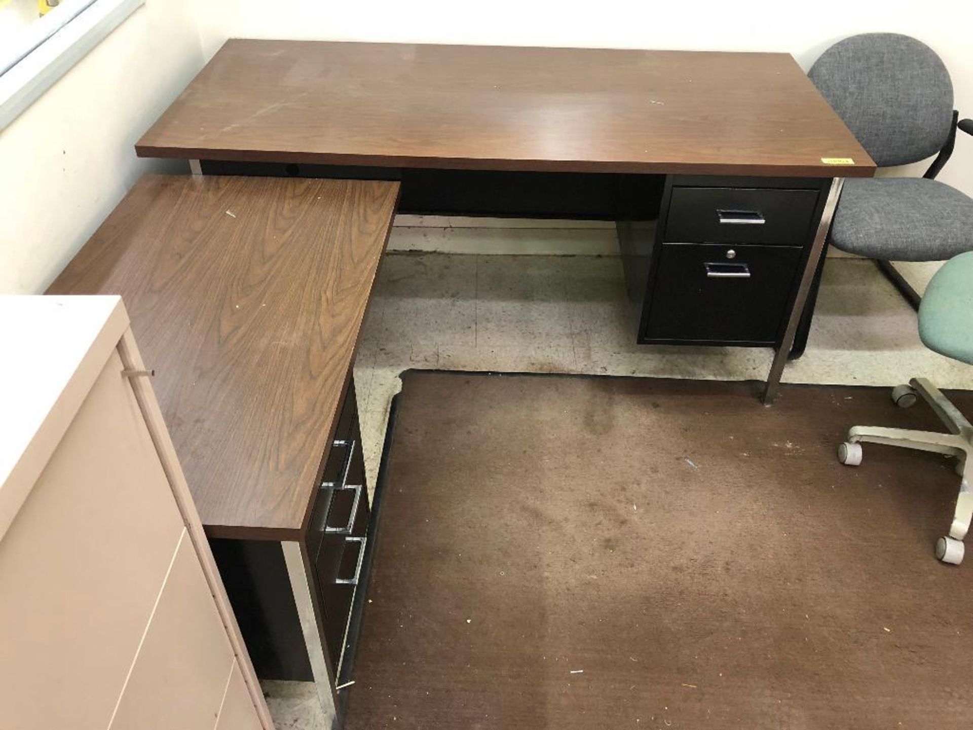 DESCRIPTION: 60 INCH METAL DESK W/ LEFT SIDE 42 INCH RETURN. ADDITIONAL INFORMATION: W/ WOODEN TOP L - Image 2 of 2