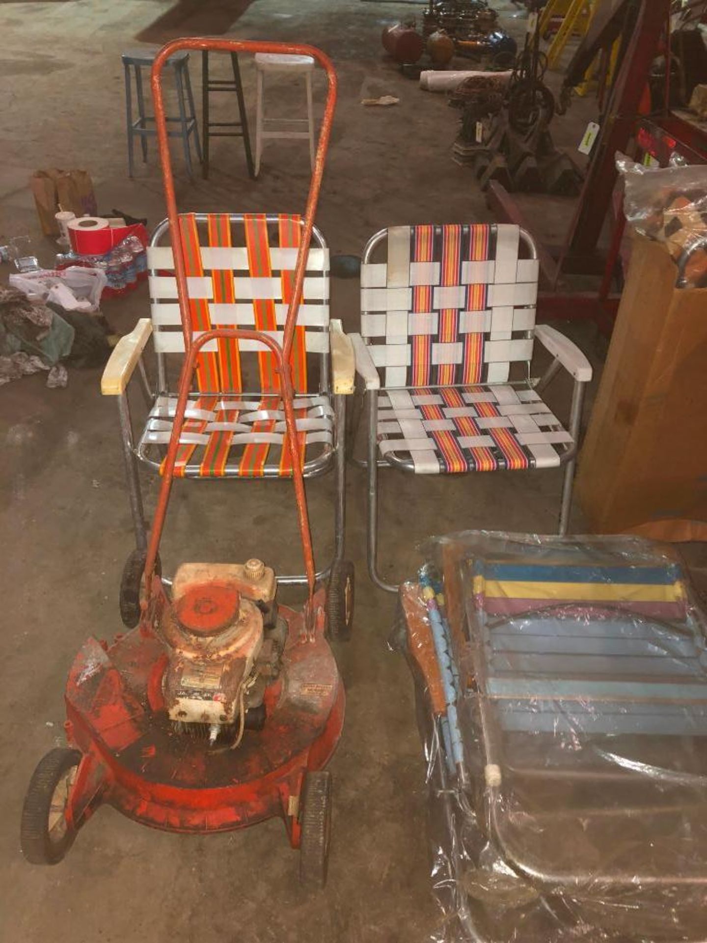 DESCRIPTION ASSORTED OUTDOOR PACKAGE (LAWN MOWER, GRILL, LAWN CHAIRS, ETC.) THIS LOT IS ONE MONEY QU - Image 3 of 5