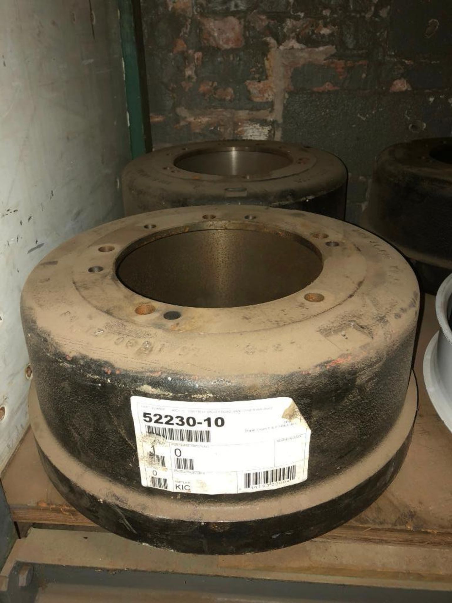 DESCRIPTION ASSORTED BRAKE DRUMS AND HARDWARE AS SHOWN THIS LOT IS ONE MONEY QUANTITY: X BID 1 - Image 2 of 5