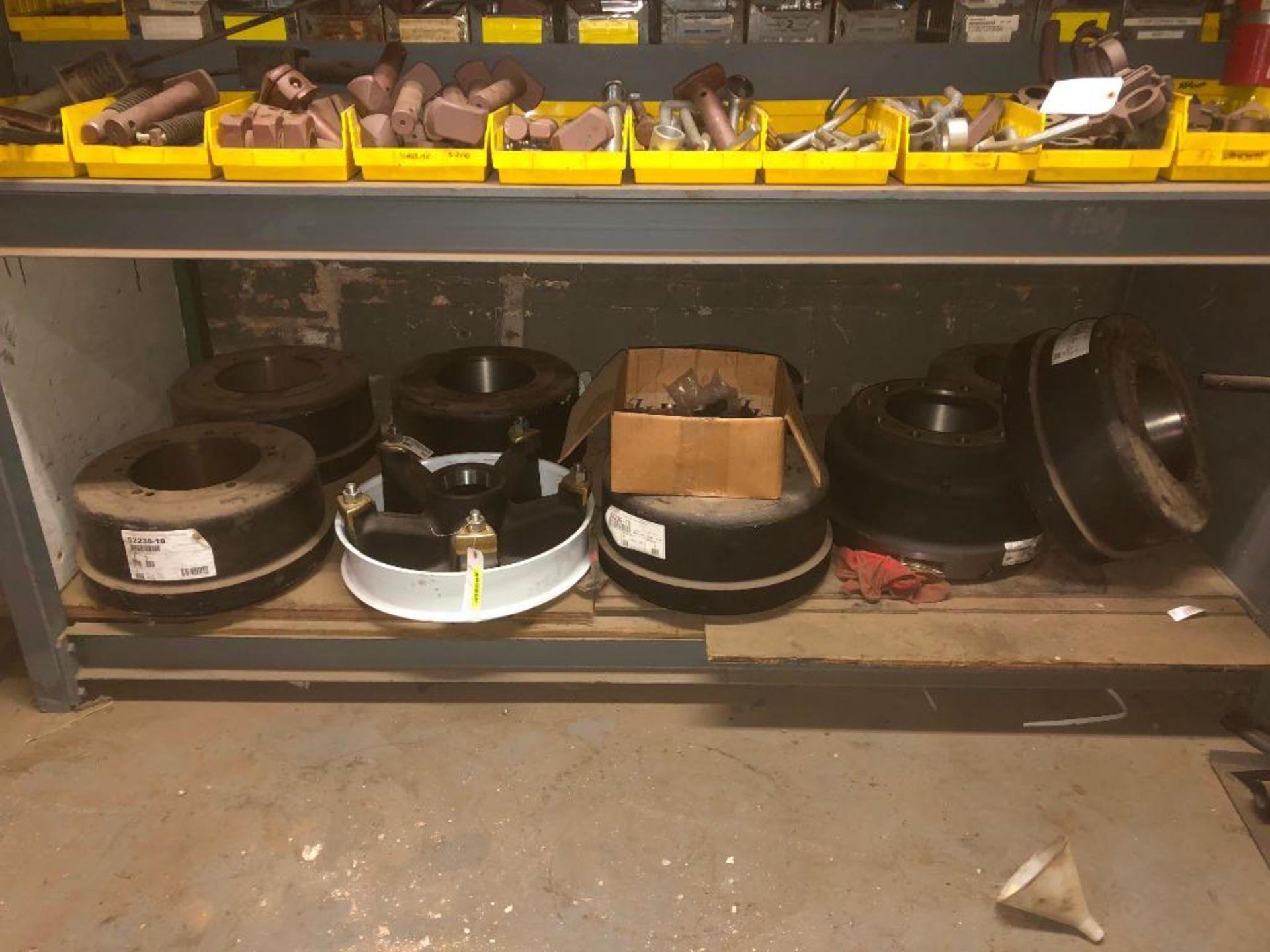 DESCRIPTION ASSORTED BRAKE DRUMS AND HARDWARE AS SHOWN THIS LOT IS ONE MONEY QUANTITY: X BID 1