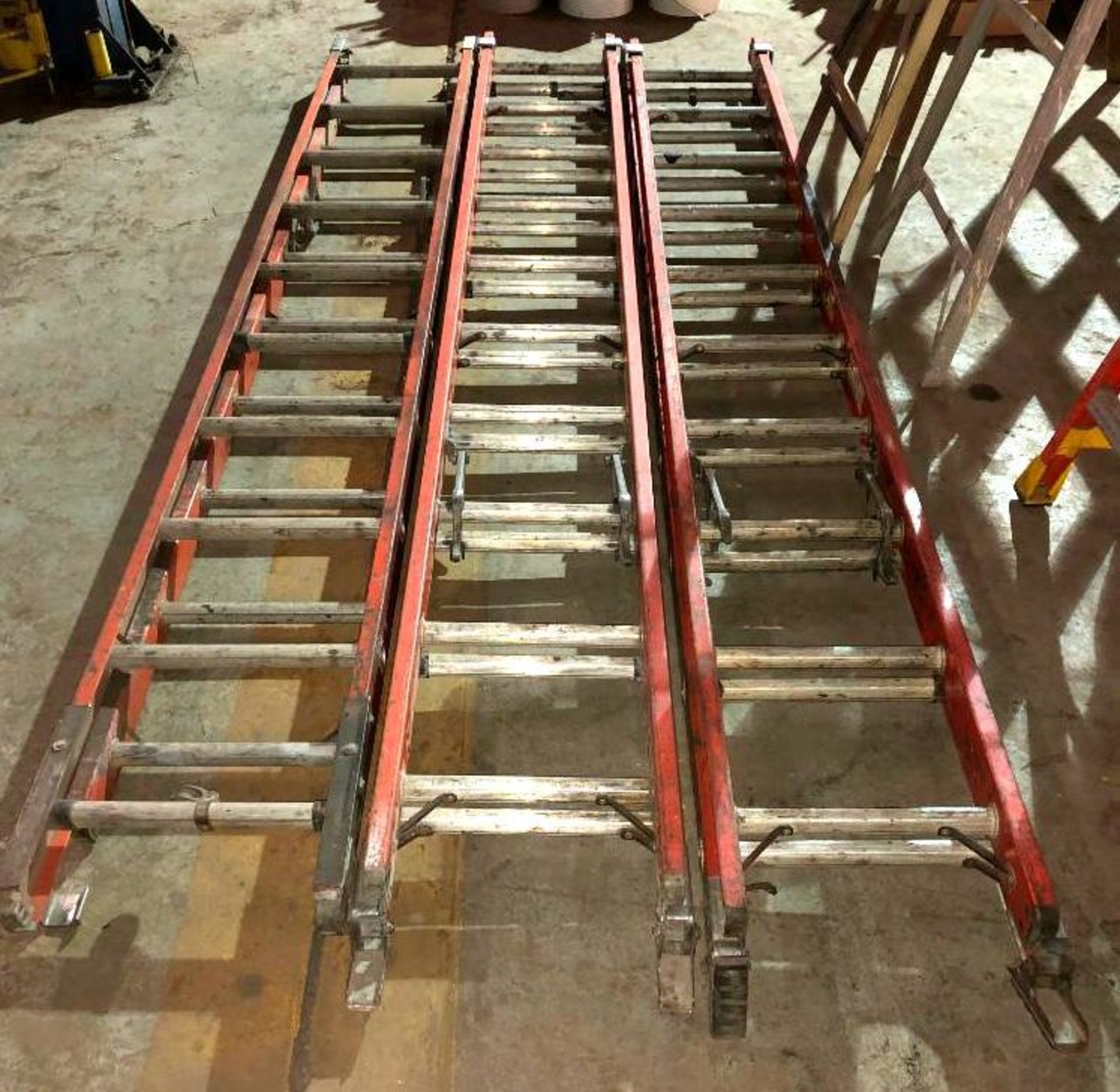 DESCRIPTION (3) 24' FIBERGLASS EXTENSION LADDERS BRAND/MODEL LOUISVILLE THIS LOT IS SOLD BY THE PIEC