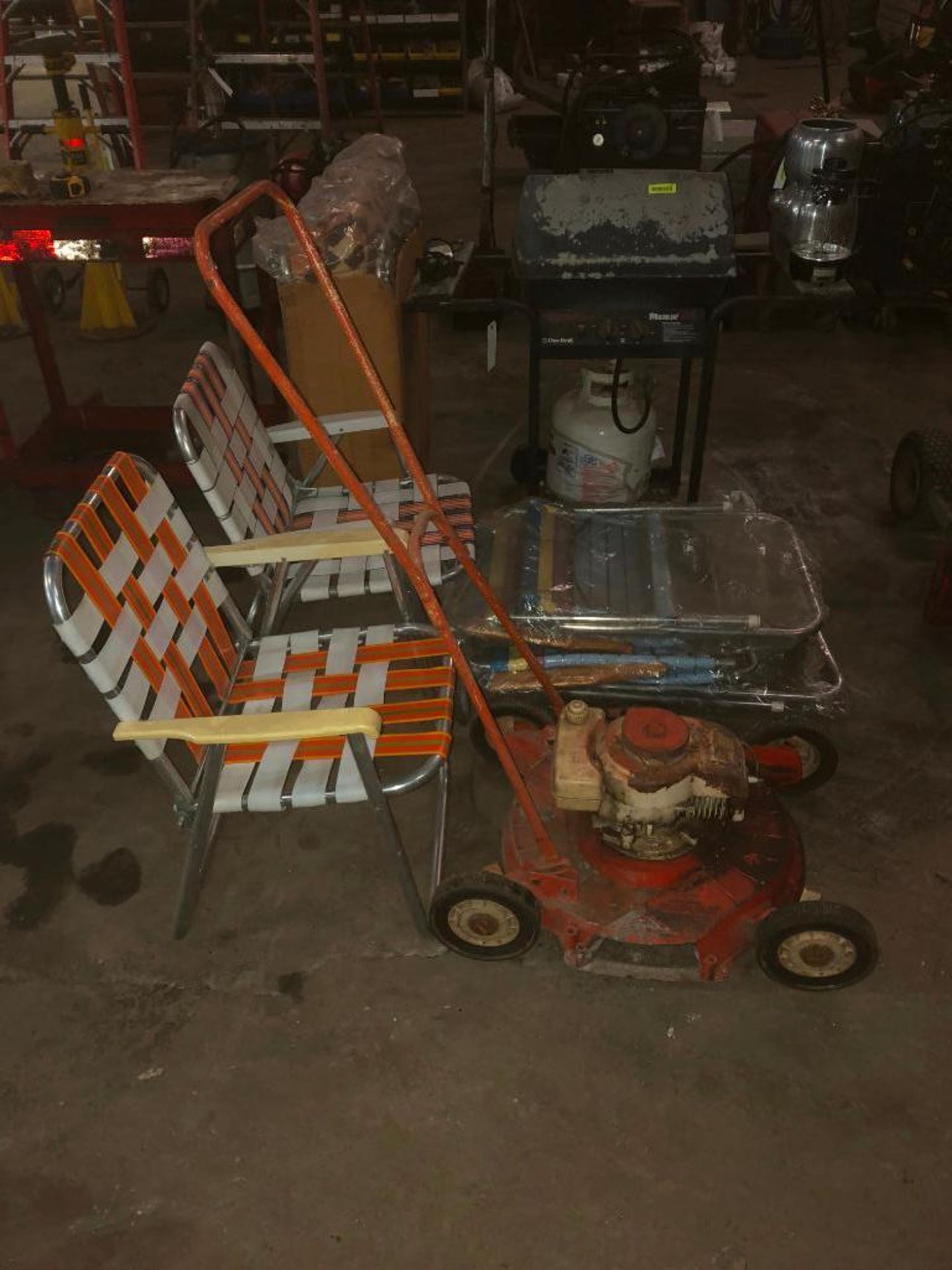 DESCRIPTION ASSORTED OUTDOOR PACKAGE (LAWN MOWER, GRILL, LAWN CHAIRS, ETC.) THIS LOT IS ONE MONEY QU - Image 2 of 5