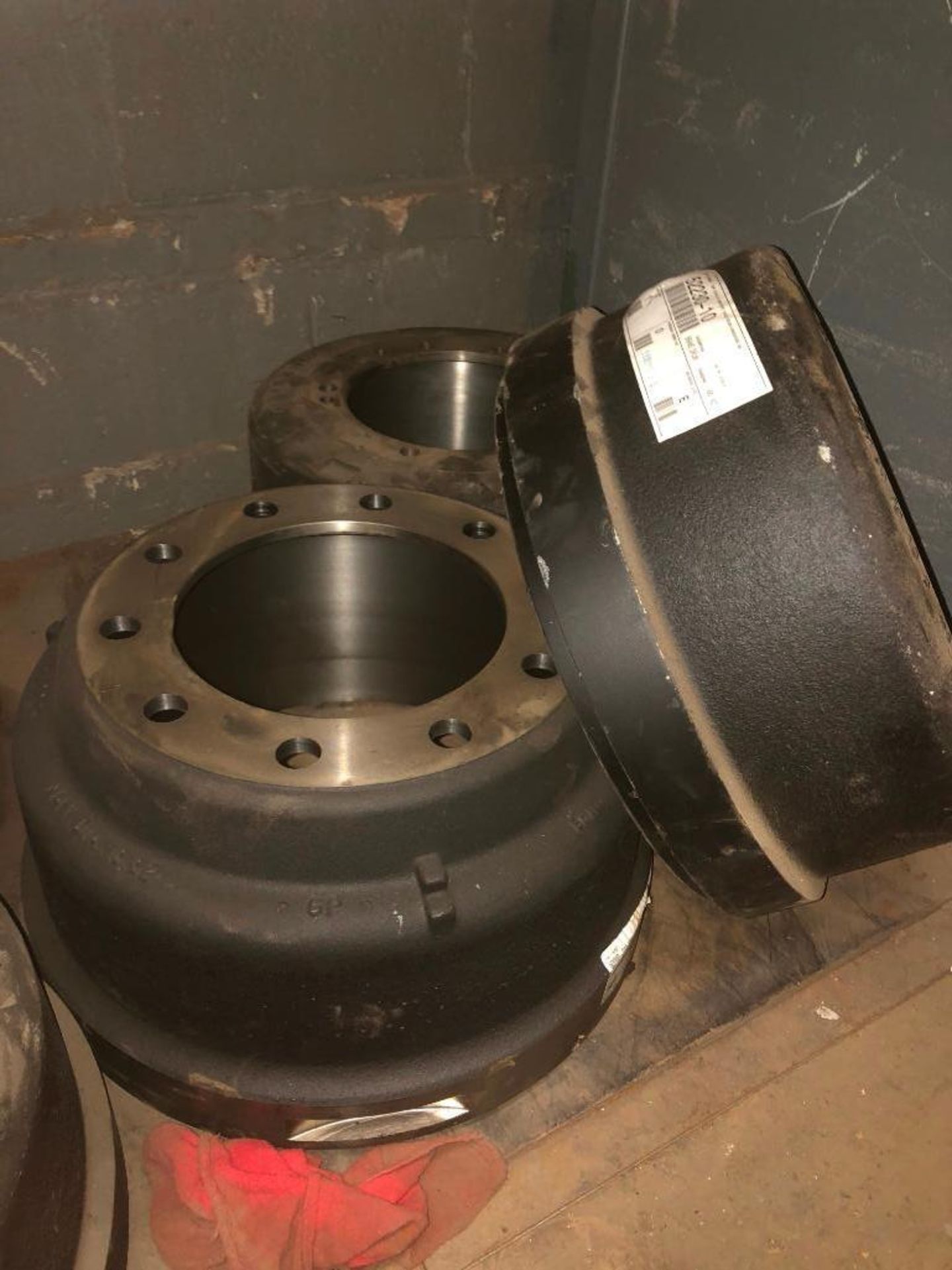 DESCRIPTION ASSORTED BRAKE DRUMS AND HARDWARE AS SHOWN THIS LOT IS ONE MONEY QUANTITY: X BID 1 - Image 5 of 5