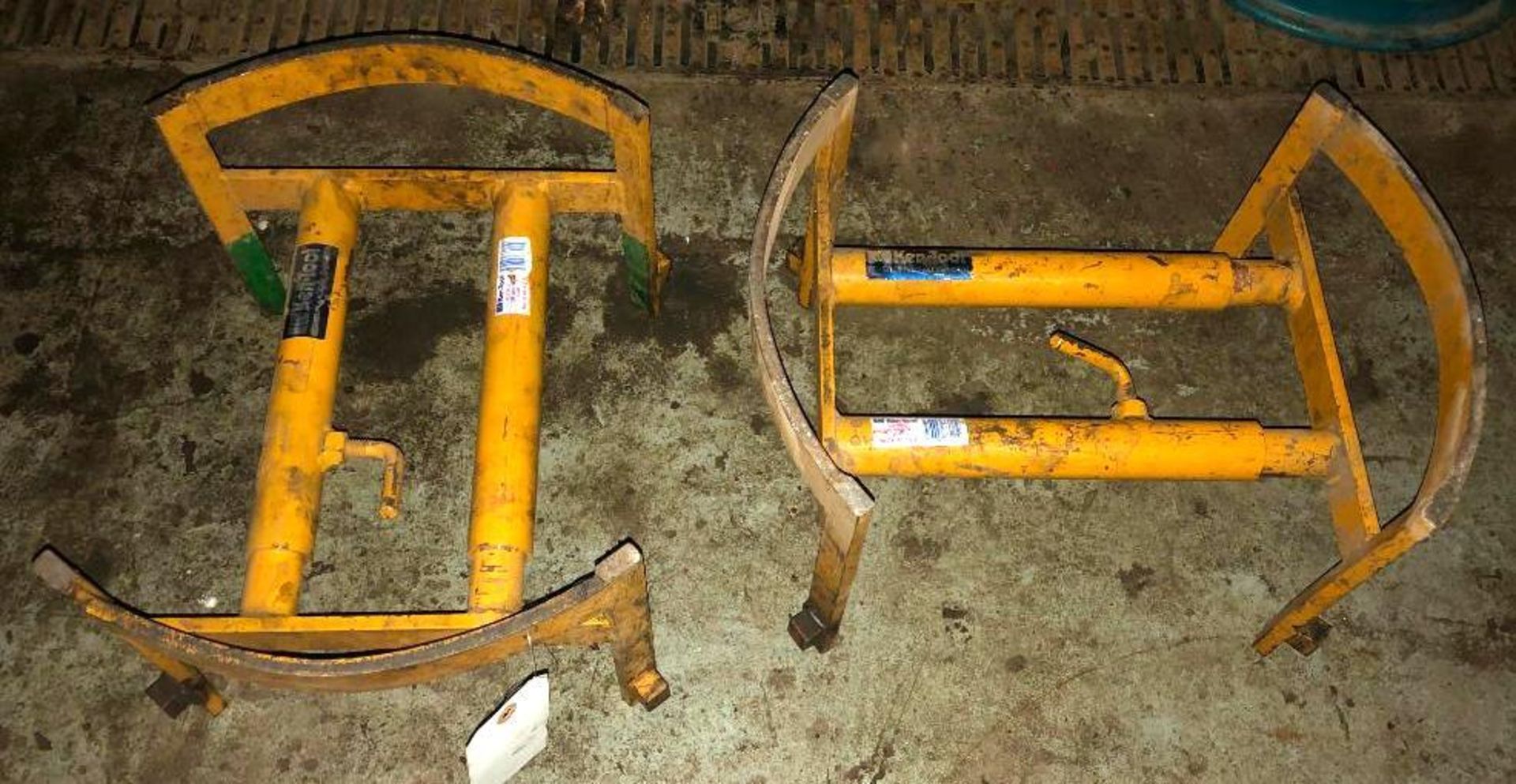 DESCRIPTION (2) TRUCK TIRE CHANGING STANDS BRAND/MODEL KEN TOOL THIS LOT IS SOLD BY THE PIECE QUANTI