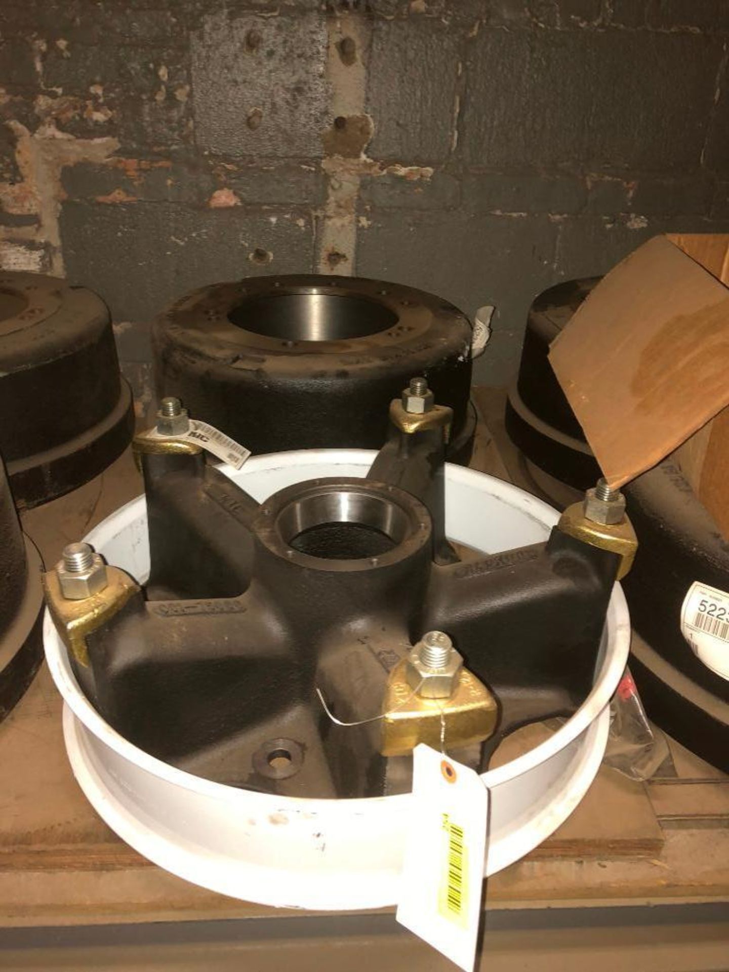 DESCRIPTION ASSORTED BRAKE DRUMS AND HARDWARE AS SHOWN THIS LOT IS ONE MONEY QUANTITY: X BID 1 - Image 3 of 5