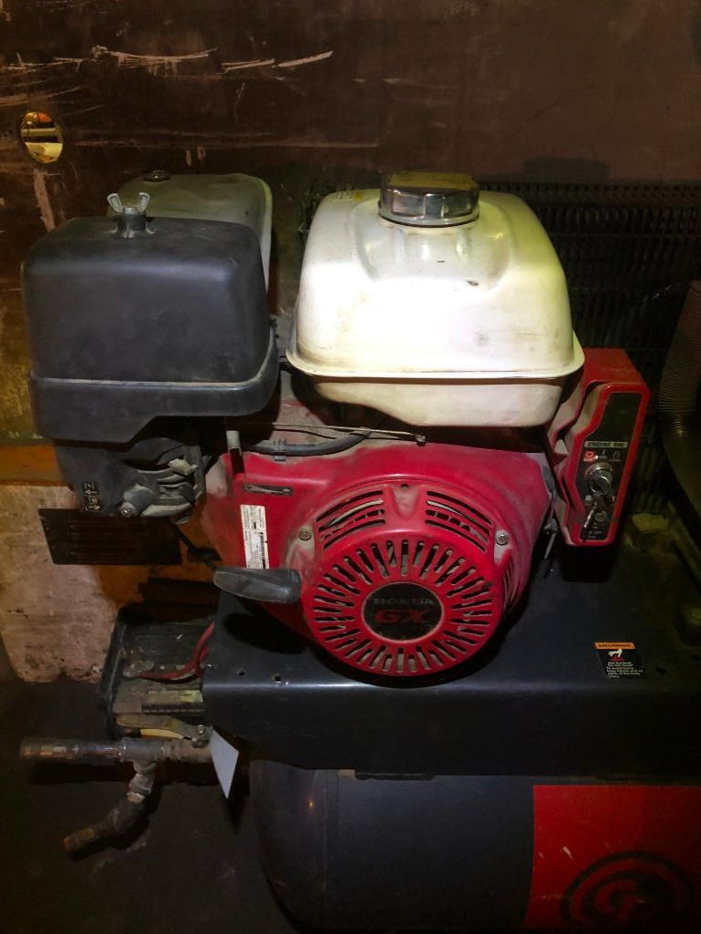 DESCRIPTION 30 GALLON GAS AIR COMPRESSOR BRAND/MODEL CHICAGO PNEUMATIC RCP1330G QUANTITY: X BID 1 - Image 4 of 4