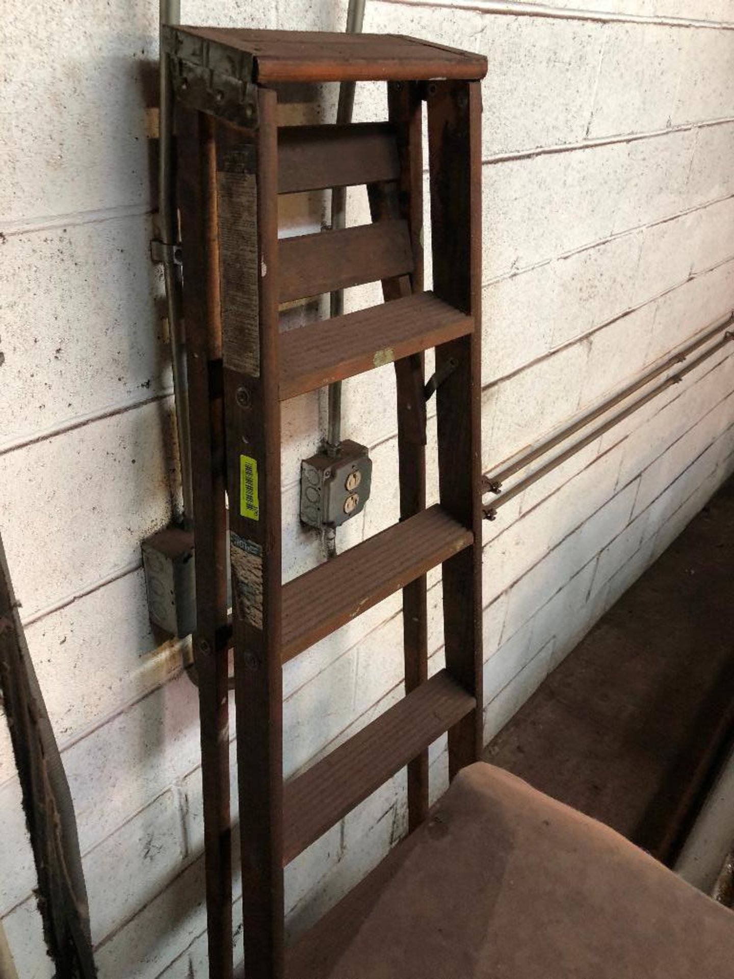 DESCRIPTION: 6' WOODEN LADDER ADDITIONAL INFORMATION: 200 LB. CAPACITY SIZE: 6' LOCATION: WAREHOUSE - Image 2 of 2