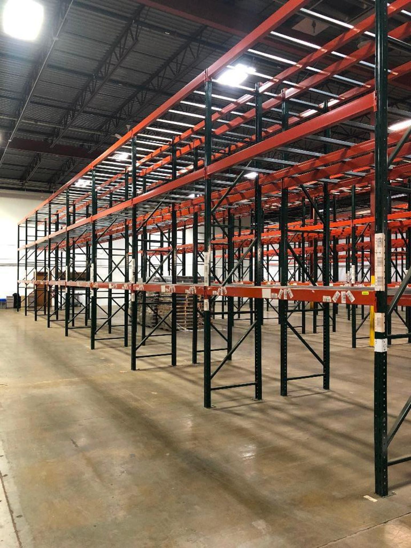 DESCRIPTION: (16) SECTIONS OF 9' X 3' X 15' PALLET RACKING ADDITIONAL INFORMATION: W/ (18) UPRIGHTS, - Bild 3 aus 7