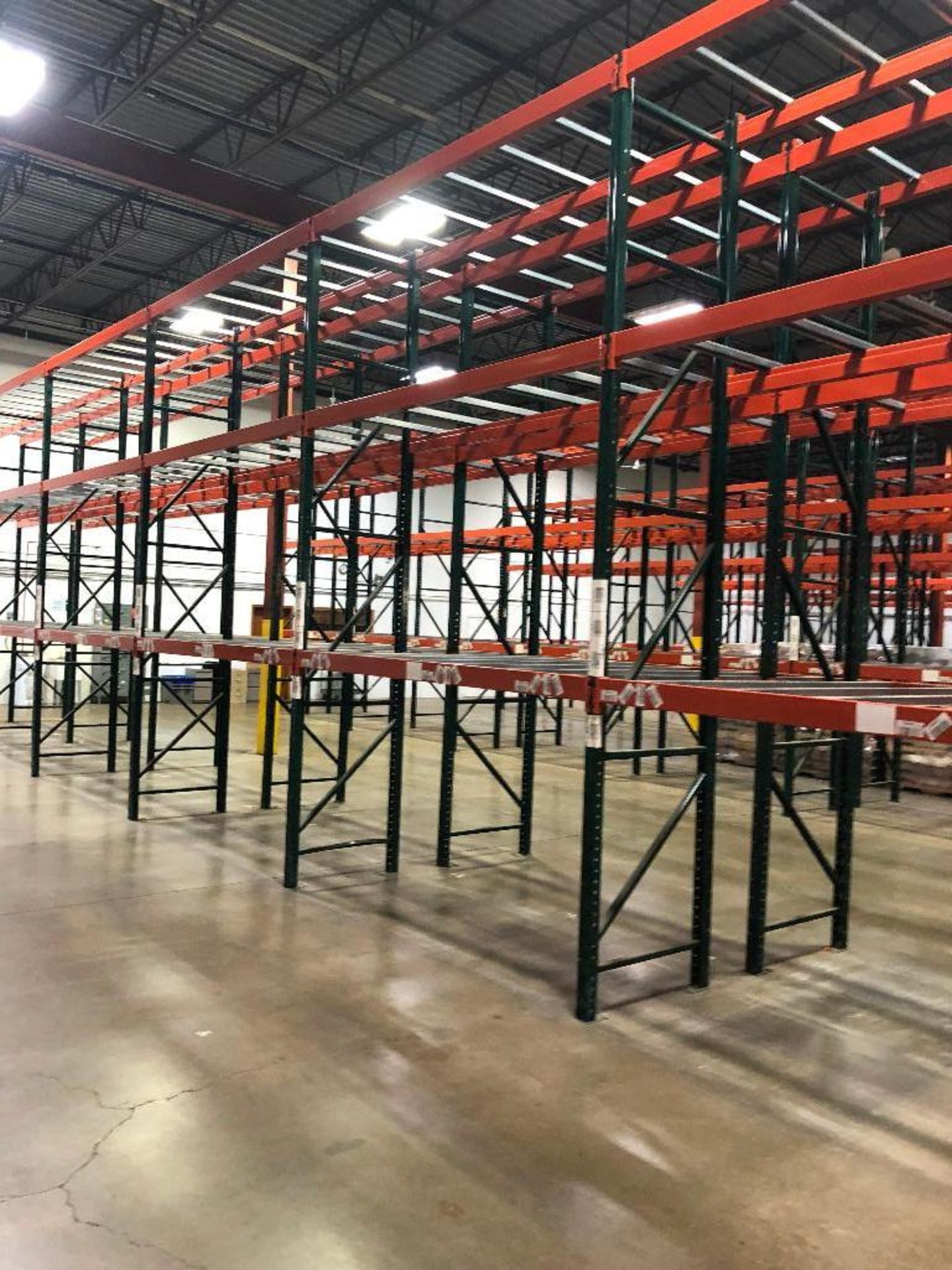DESCRIPTION: (16) SECTIONS OF 9' X 3' X 15' PALLET RACKING ADDITIONAL INFORMATION: W/ (18) UPRIGHTS, - Bild 10 aus 11