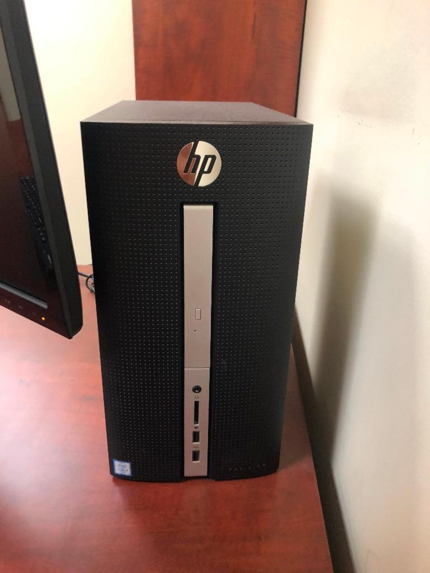 DESCRIPTION: HP PAVILION DESKTOP WITH (2) PC. MOUNTED MONITOR SETUP BRAND / MODEL: HP ADDITIONAL INF - Image 4 of 7