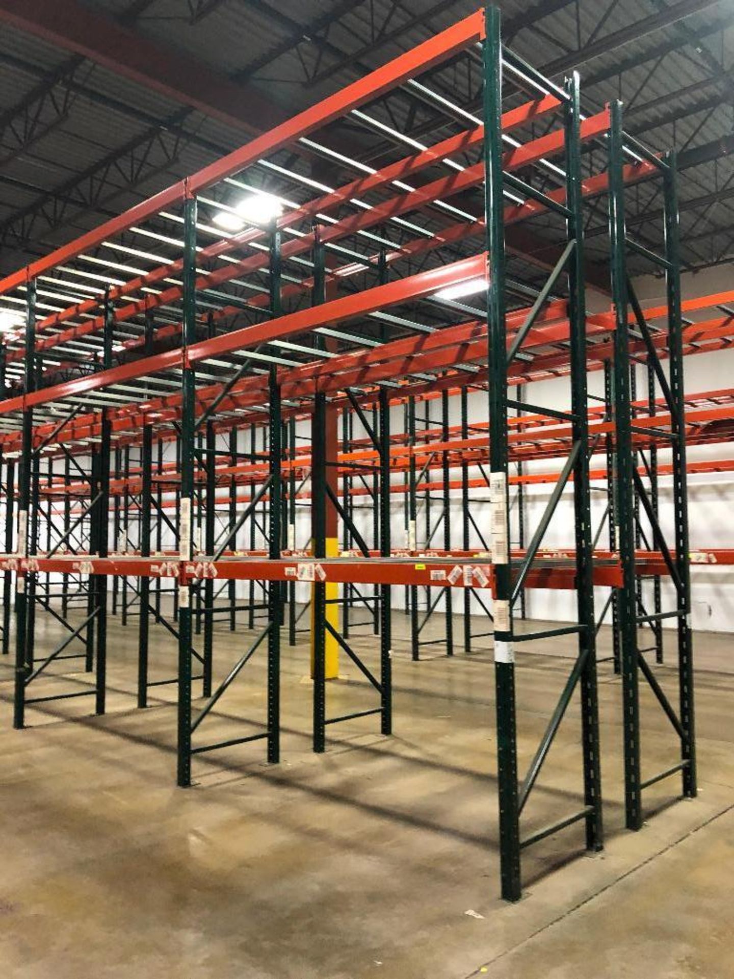 DESCRIPTION: (16) SECTIONS OF 9' X 3' X 15' PALLET RACKING ADDITIONAL INFORMATION: W/ (18) UPRIGHTS, - Bild 2 aus 5