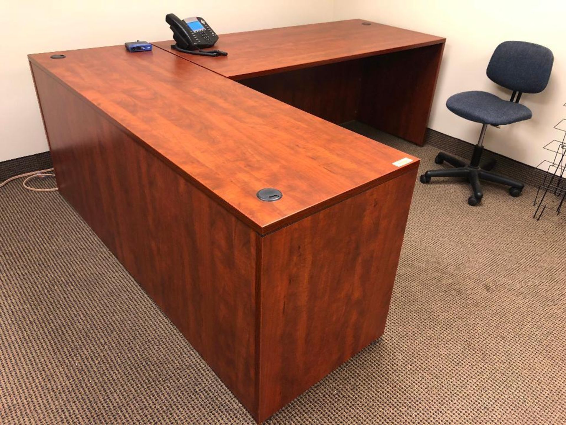 DESCRIPTION: 71" X 30" LAMINATE CHERRY DESK W/ 66" RIGHT SIDE RETURN SIZE: 71" X 30" X 66" LOCATION: - Bild 2 aus 7