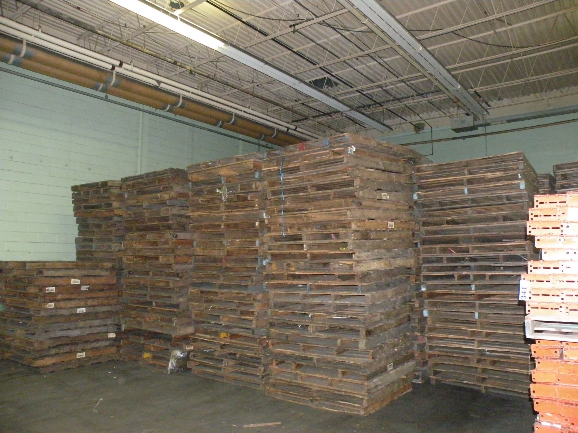 (25) 5' x 5' Heavy Duty Pallets, Some Oak, Used here for 4 ft Pallet Racks (Martin,TN)