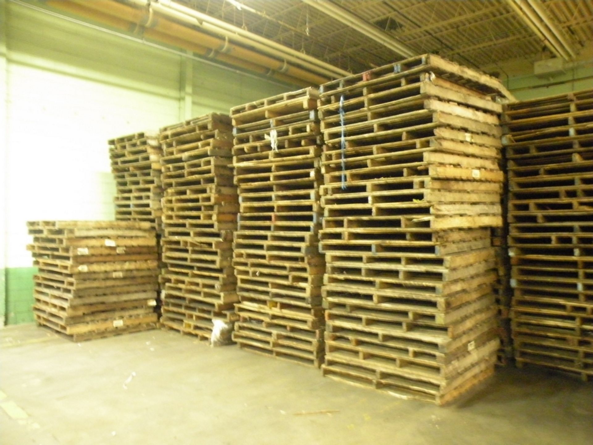 (25) 5' x 5' Heavy Duty Pallets, Some Oak, Used here for 4 ft Pallet Racks (Martin,TN)