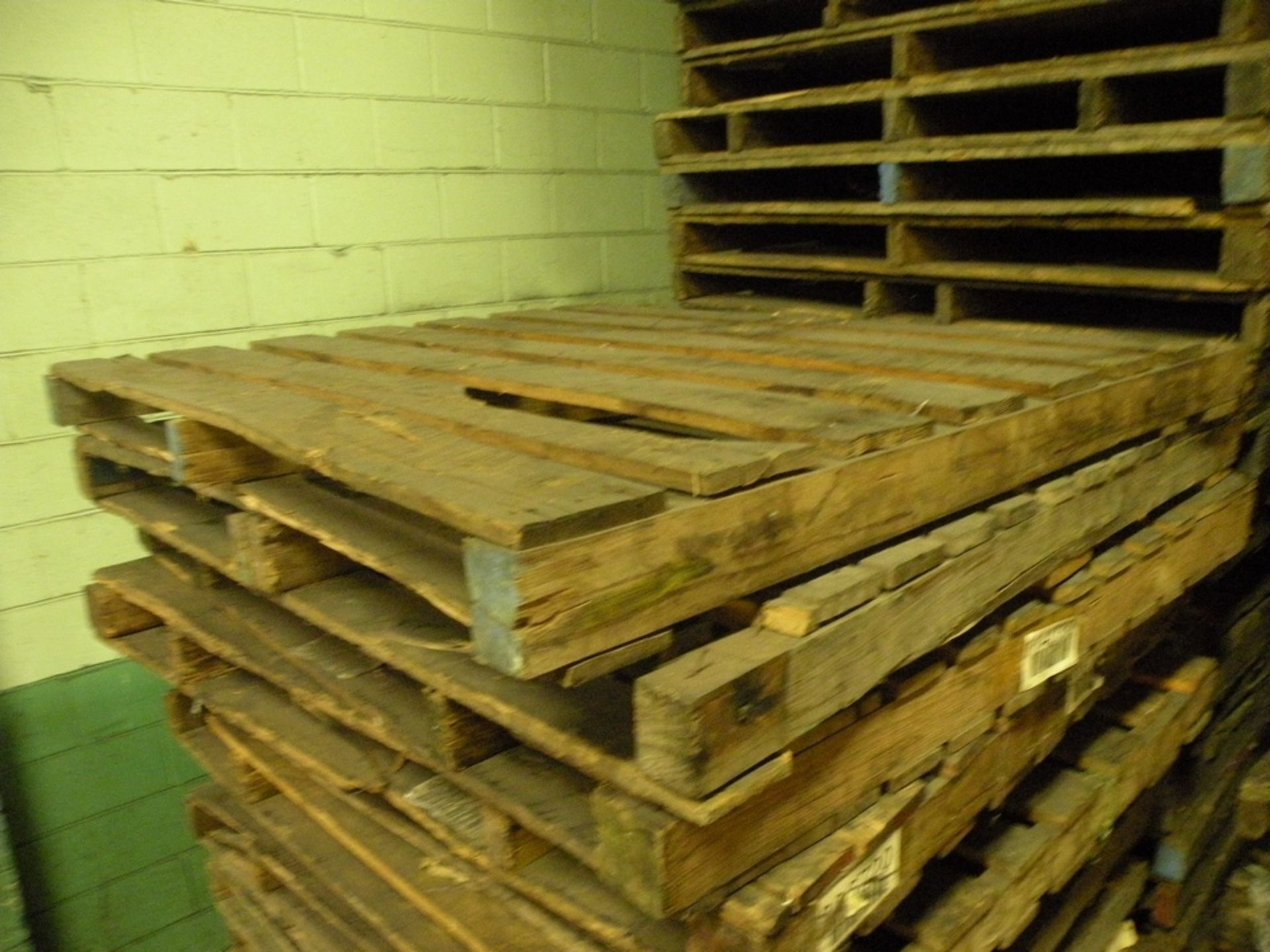 (25) 5' x 5' Heavy Duty Pallets, Some Oak, Used here for 4 ft Pallet Racks (Martin,TN)