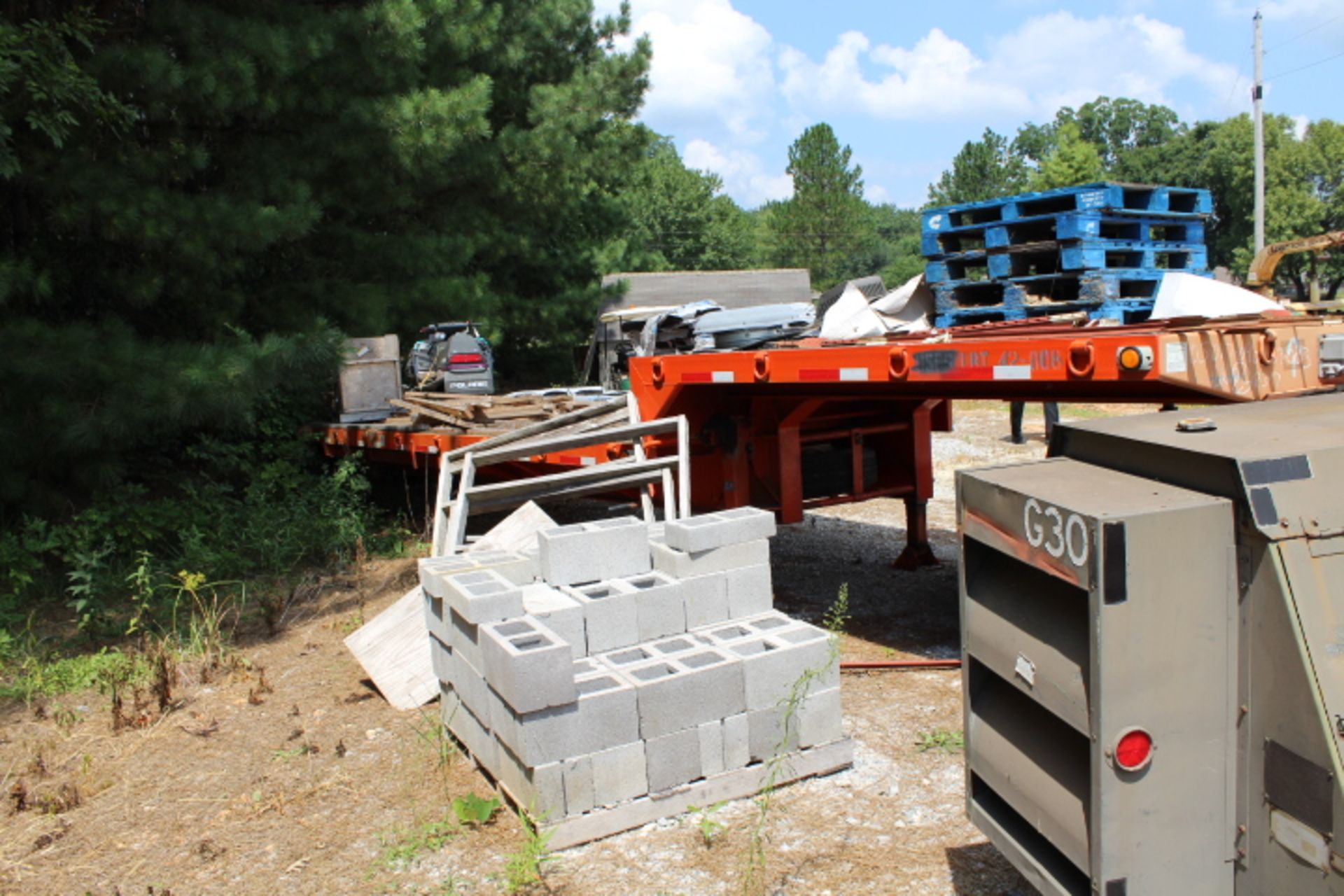 2002 32' FLATBED EQUIPMENT TRAILER. 12,300 LBS, GW 62300, AIR RIDE, W/ RAMPS, GOOD RUBBER. - Image 2 of 3