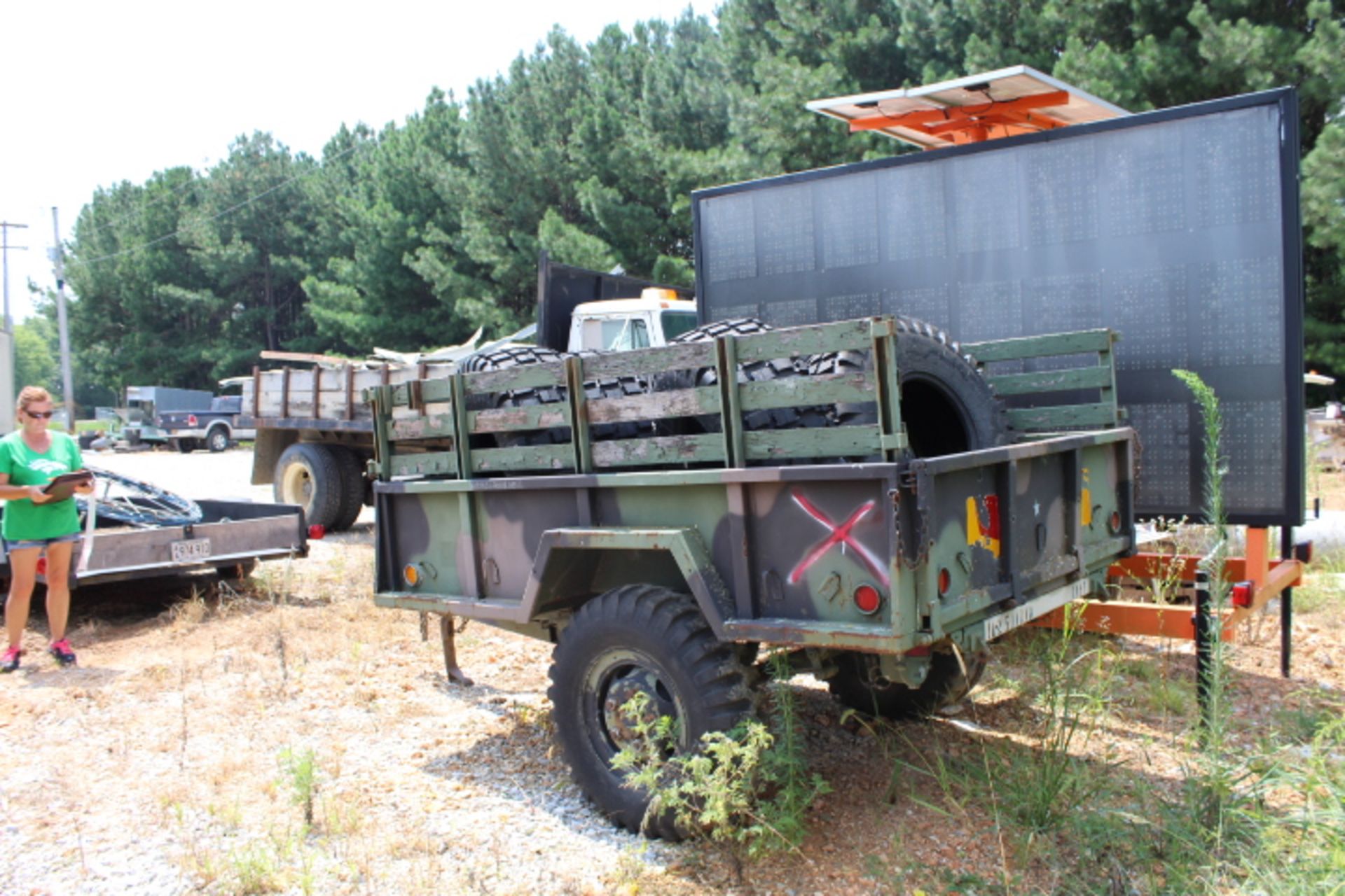 M-101 3/4 TON CAMO MILITARY TRAILER.SOLD WITHOUT THE TIRES IN THE BED. - Image 2 of 2