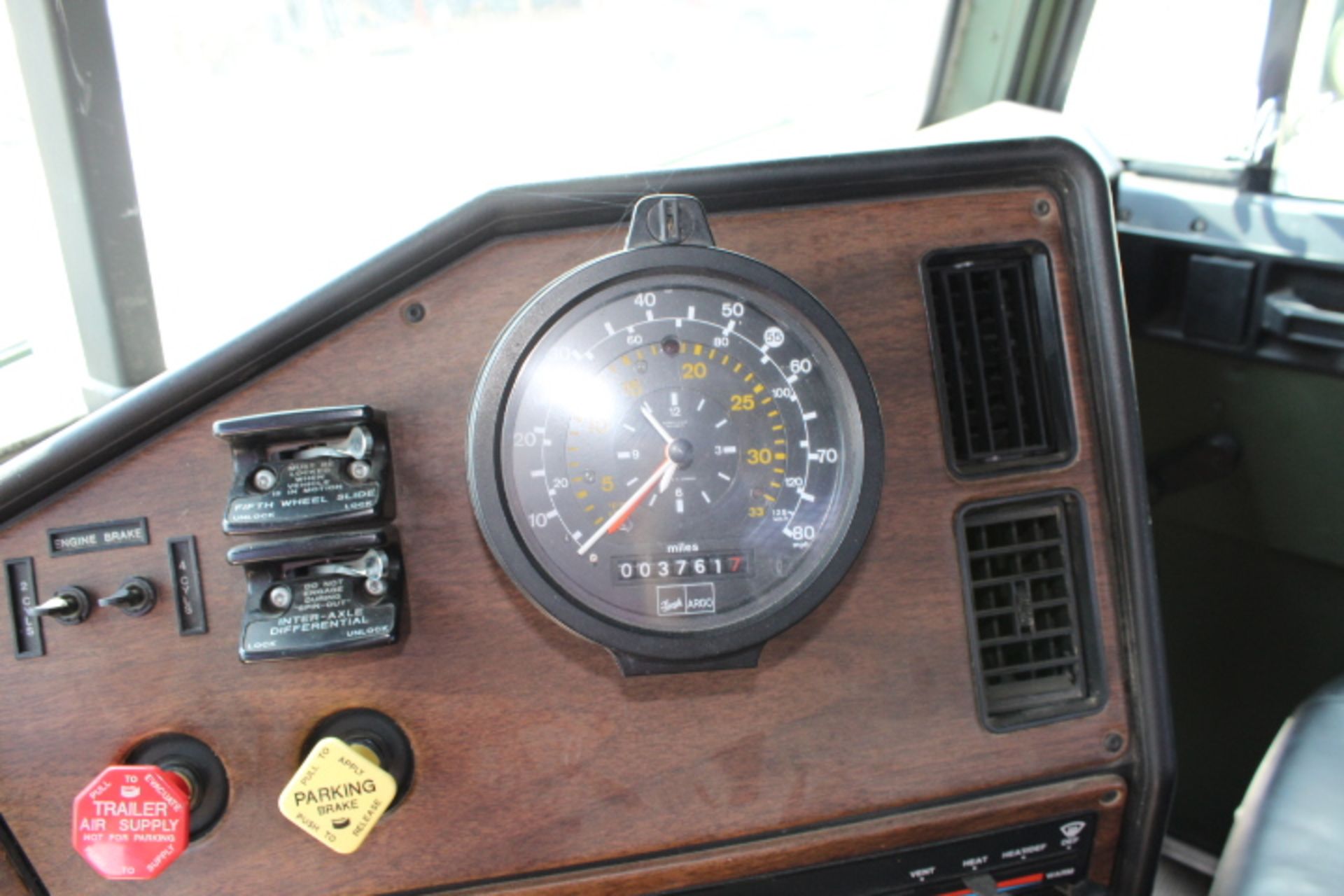 1991 FREIGHTLINER DAY CAB TWIN SCREW, DETOIT DIESEL, ALLISON TRANS, CONVERTED TO 12VOLT, 3761 MILES. - Image 5 of 6