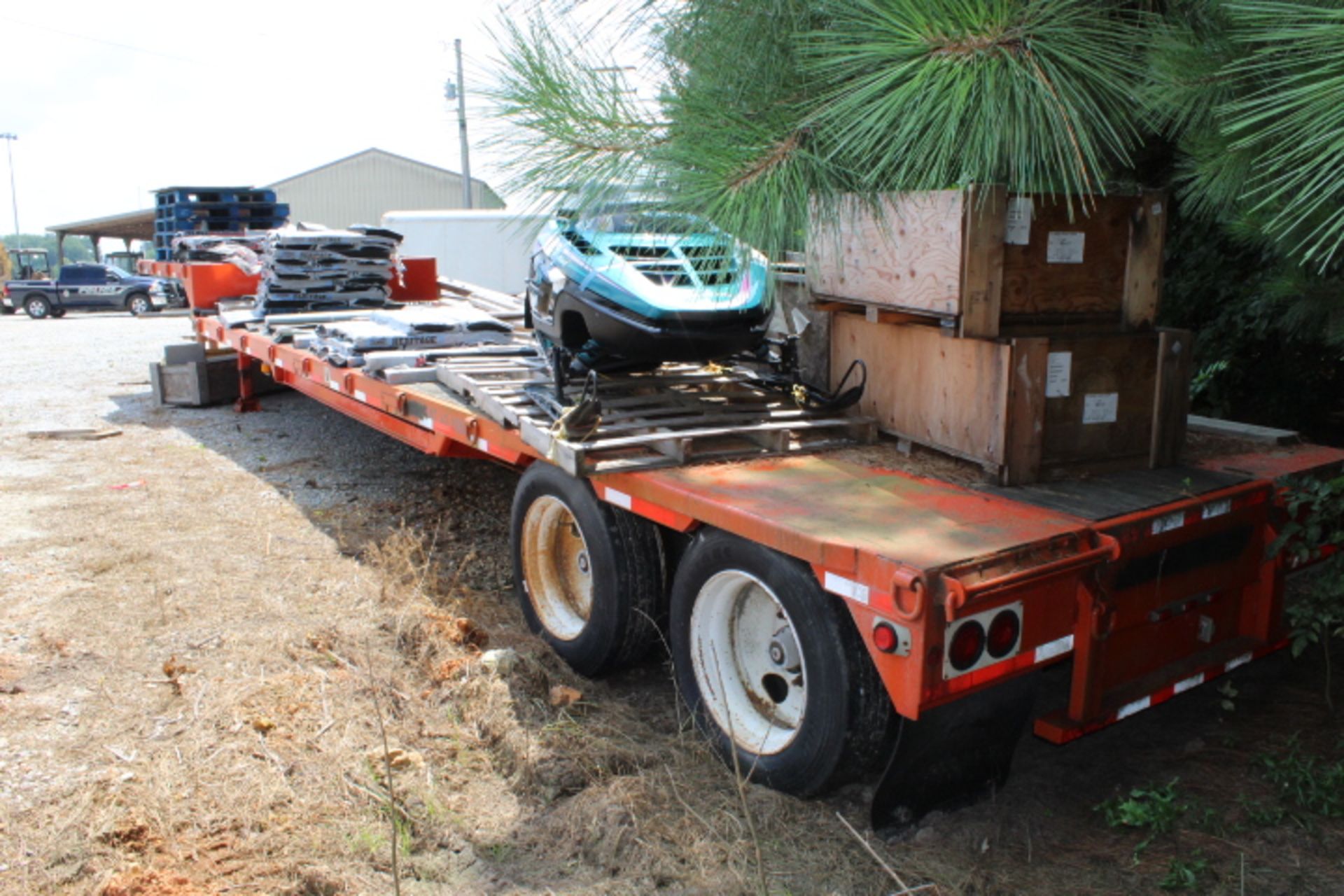 2002 32' FLATBED EQUIPMENT TRAILER. 12,300 LBS, GW 62300, AIR RIDE, W/ RAMPS, GOOD RUBBER. - Image 3 of 3