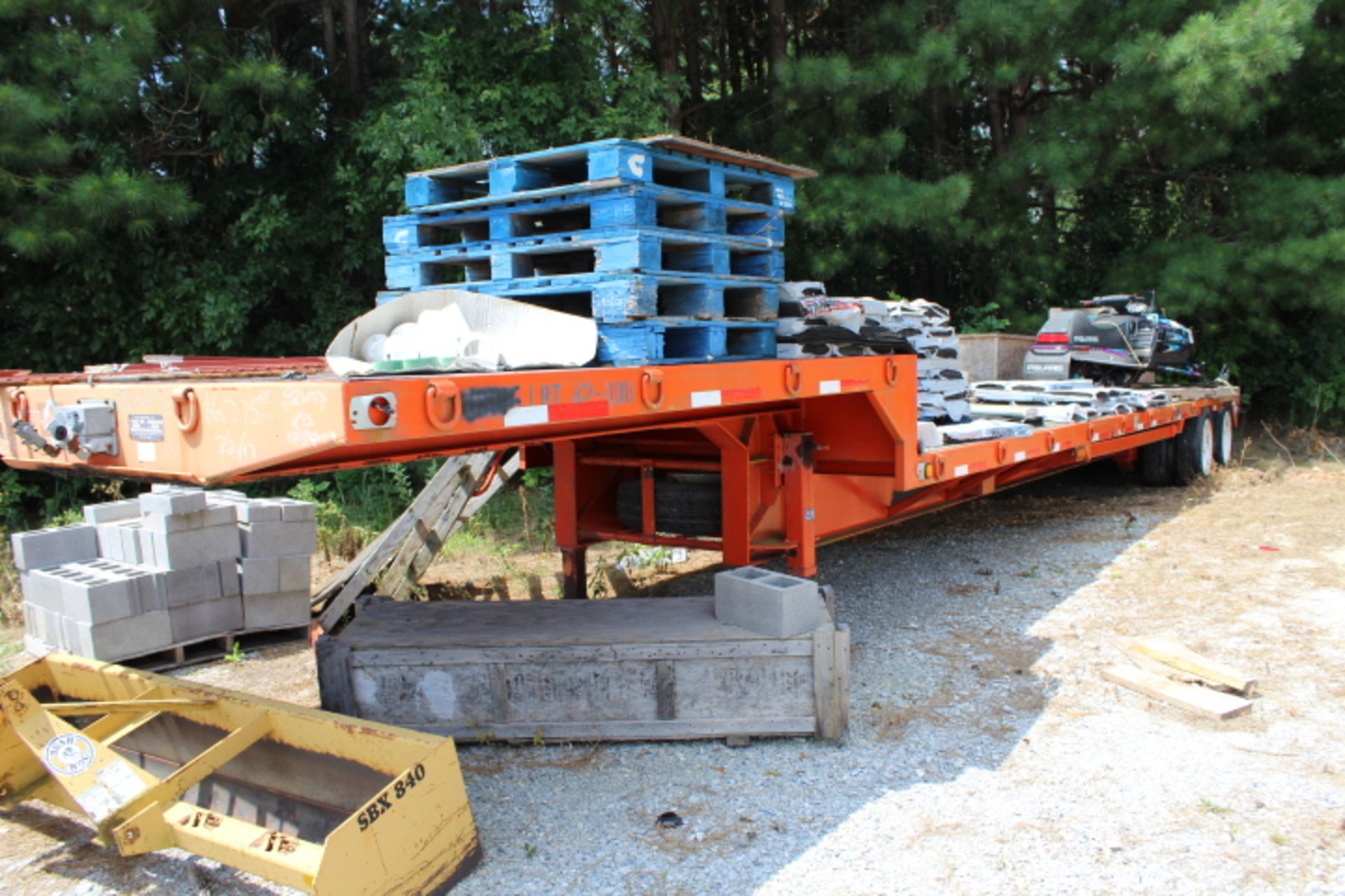 2002 32' FLATBED EQUIPMENT TRAILER. 12,300 LBS, GW 62300, AIR RIDE, W/ RAMPS, GOOD RUBBER.