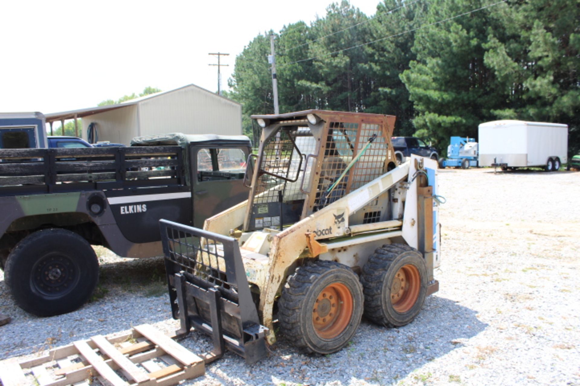 BOBCAT 743B SKID STEER, W/ FORKS. RUNS