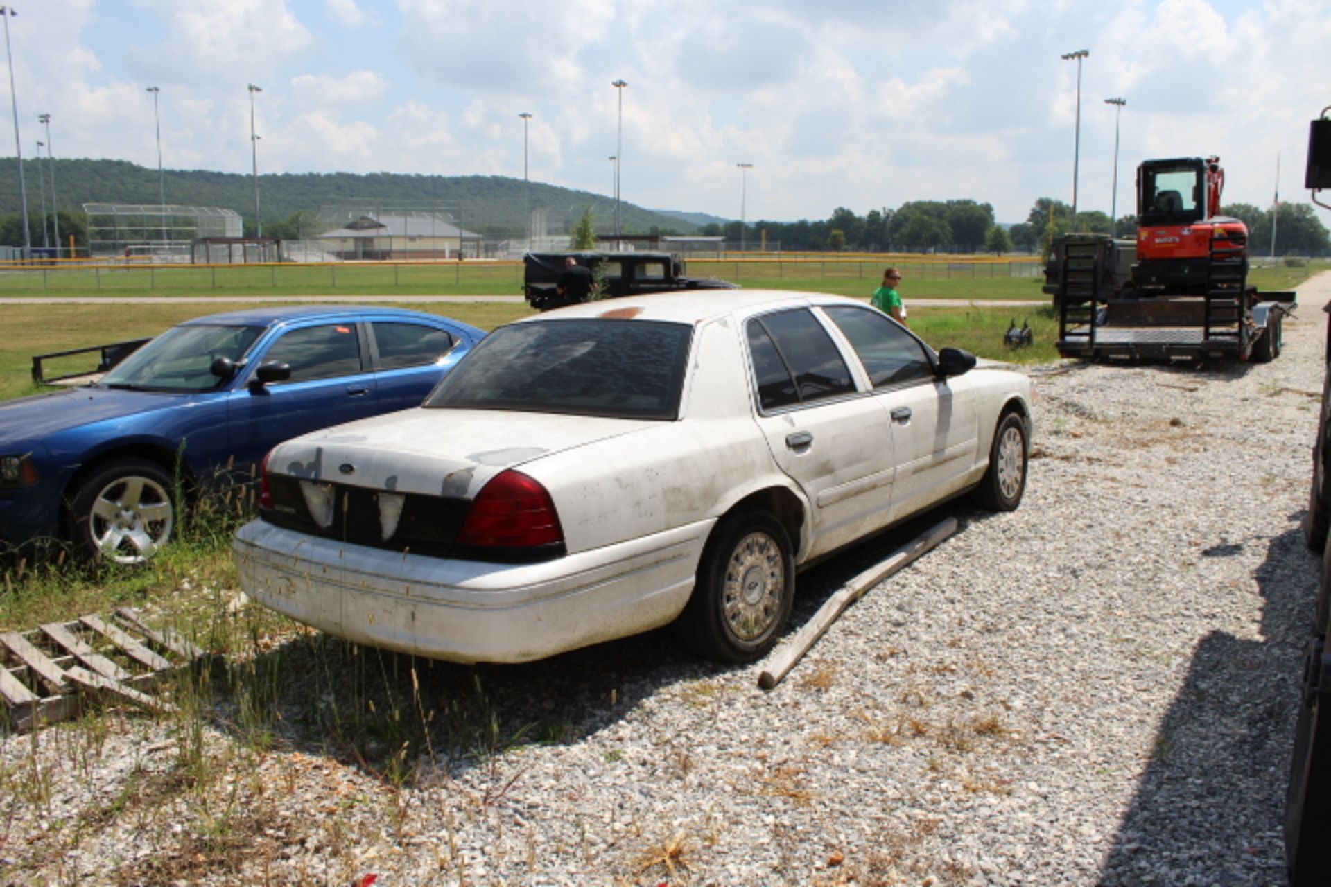 2003 FORD CROWN VIC, NEEDS COIL PACK, 143,582 MILES. - Image 3 of 4