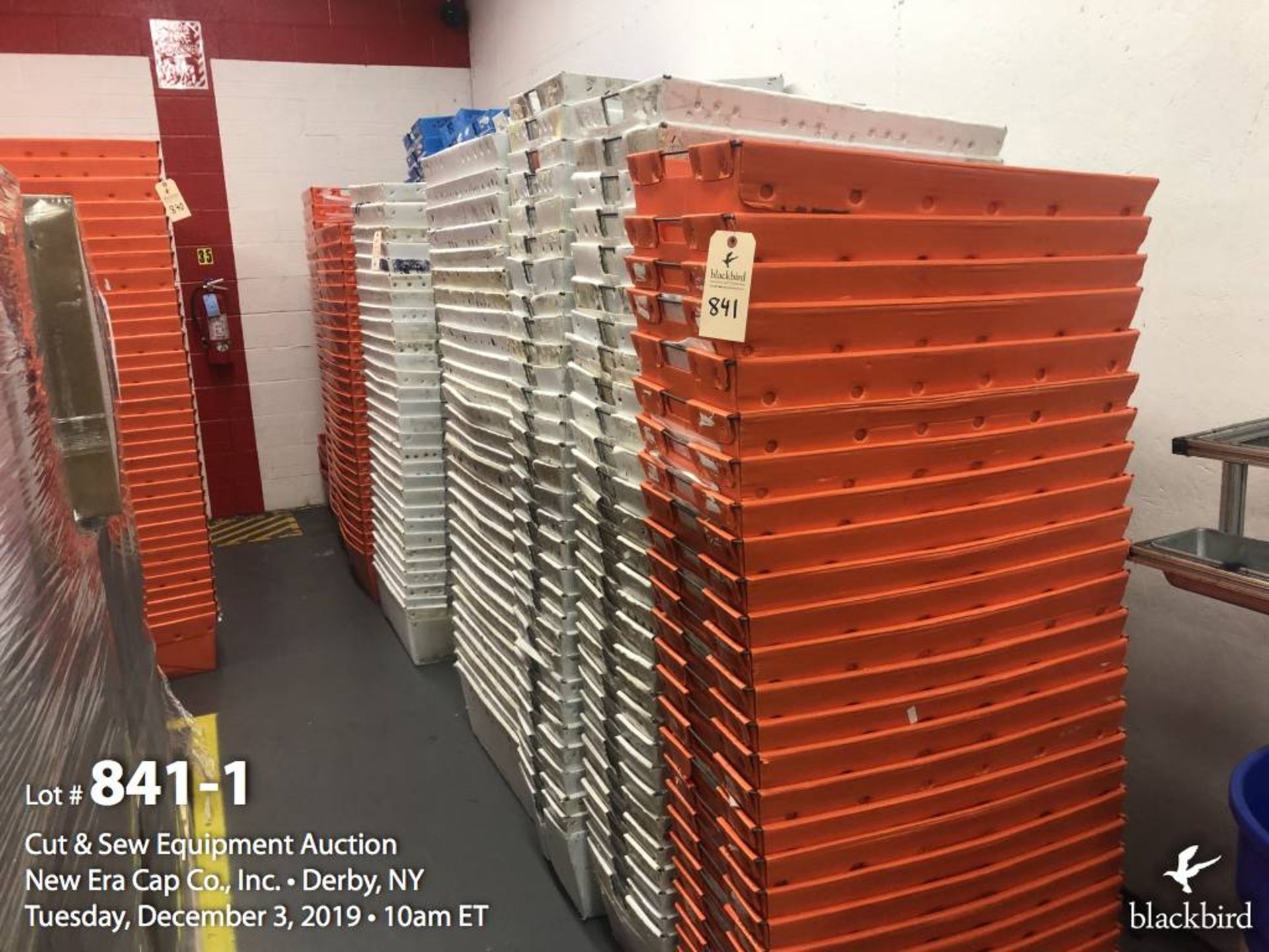 Lot of (15) stacks, approximately 375 misc Flexcon poly corrigated material bins with wire frame