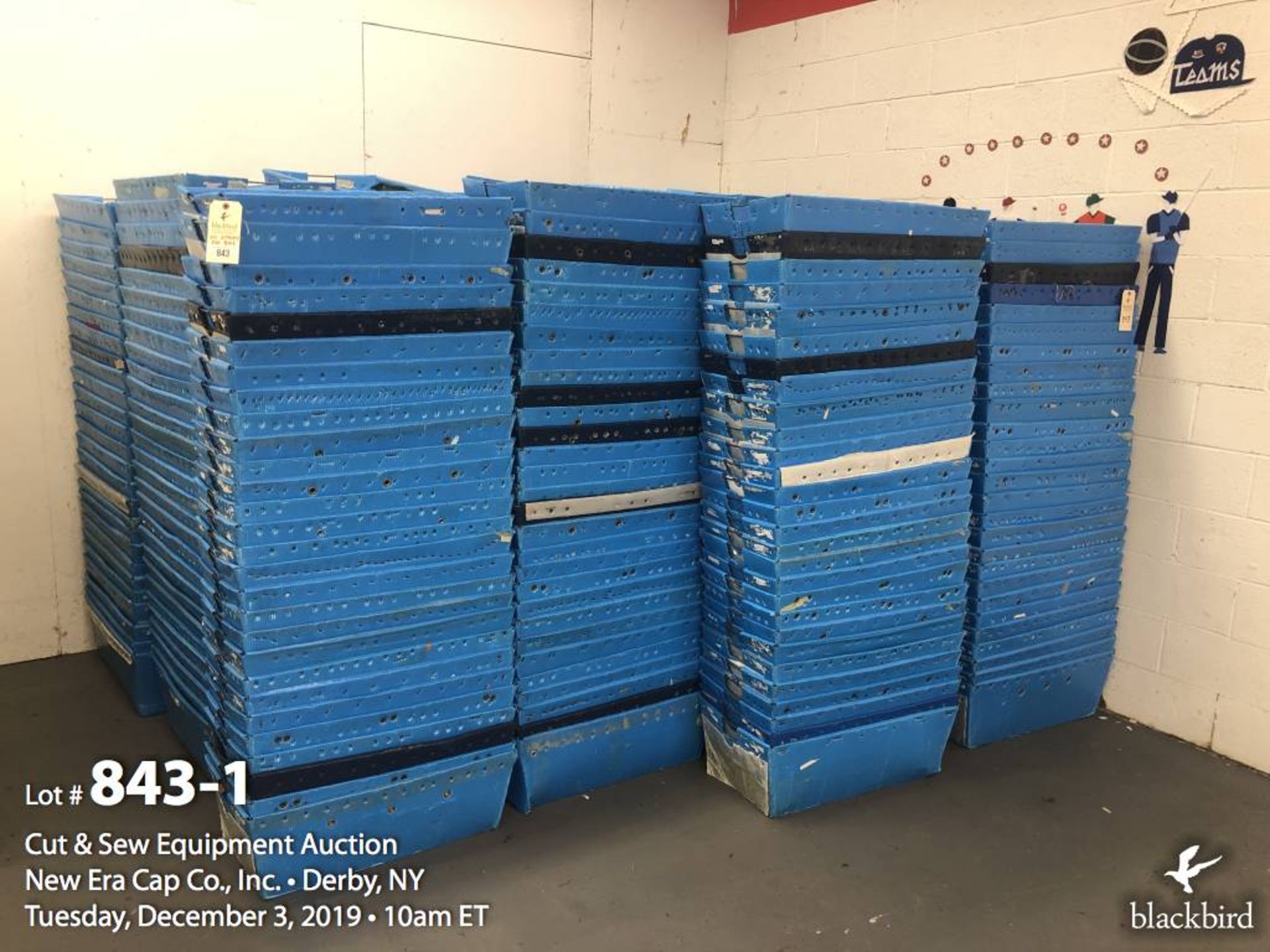 Lot of (20) stacks, approximately 500 blue Flexcon poly corrigated material bins with wire frame