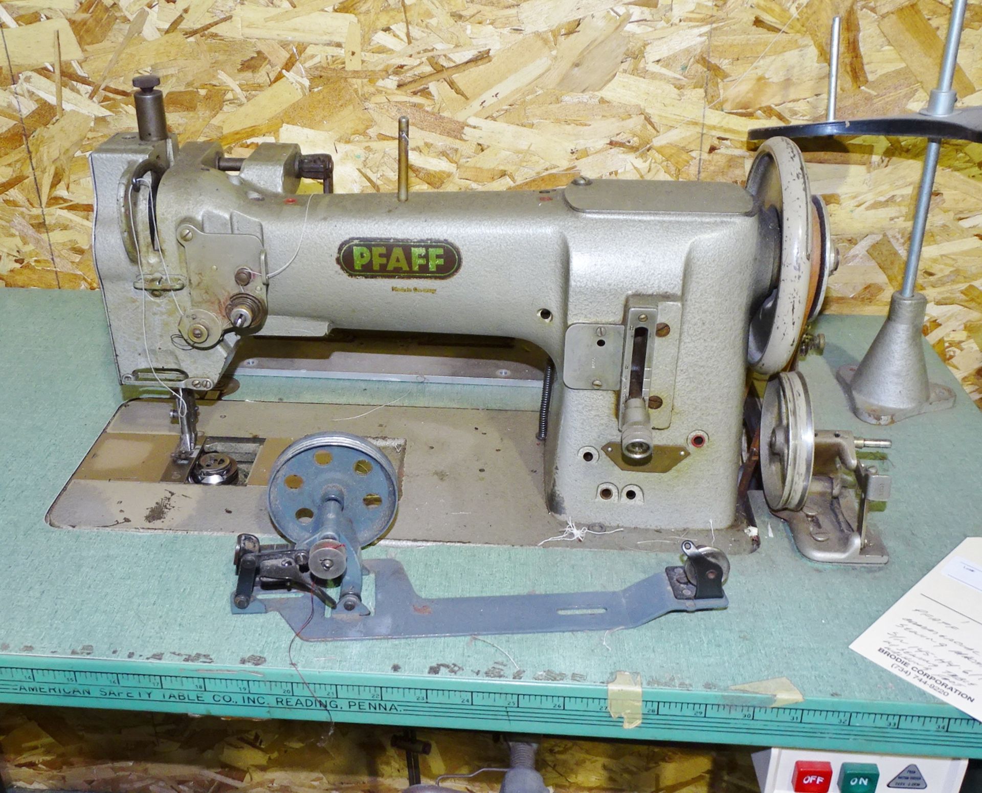 PFAFF Commercial Sewing Machine w/ Table & Foot