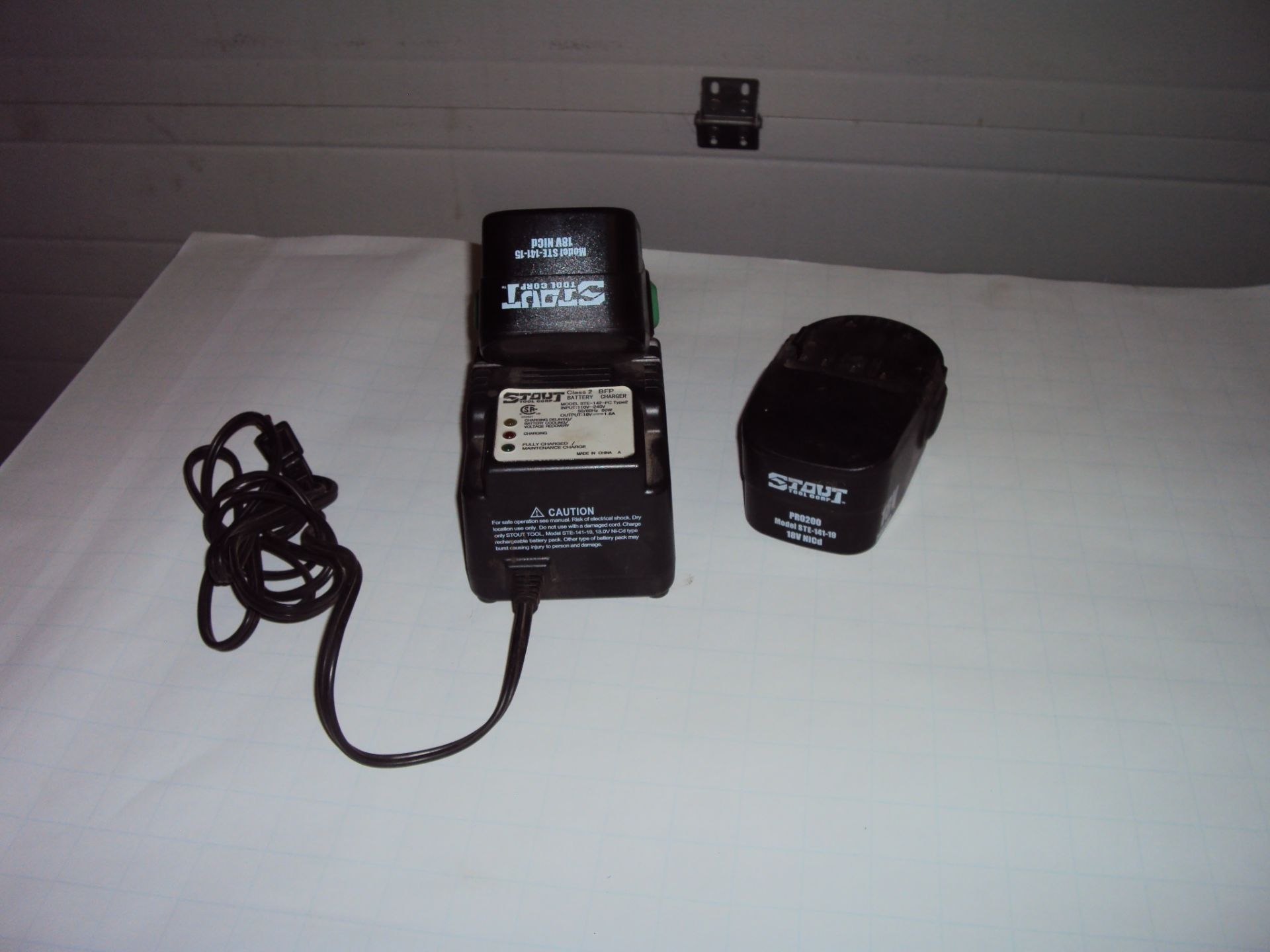 Stout STE142FC Battery Charger w/ 2 18V Batteries